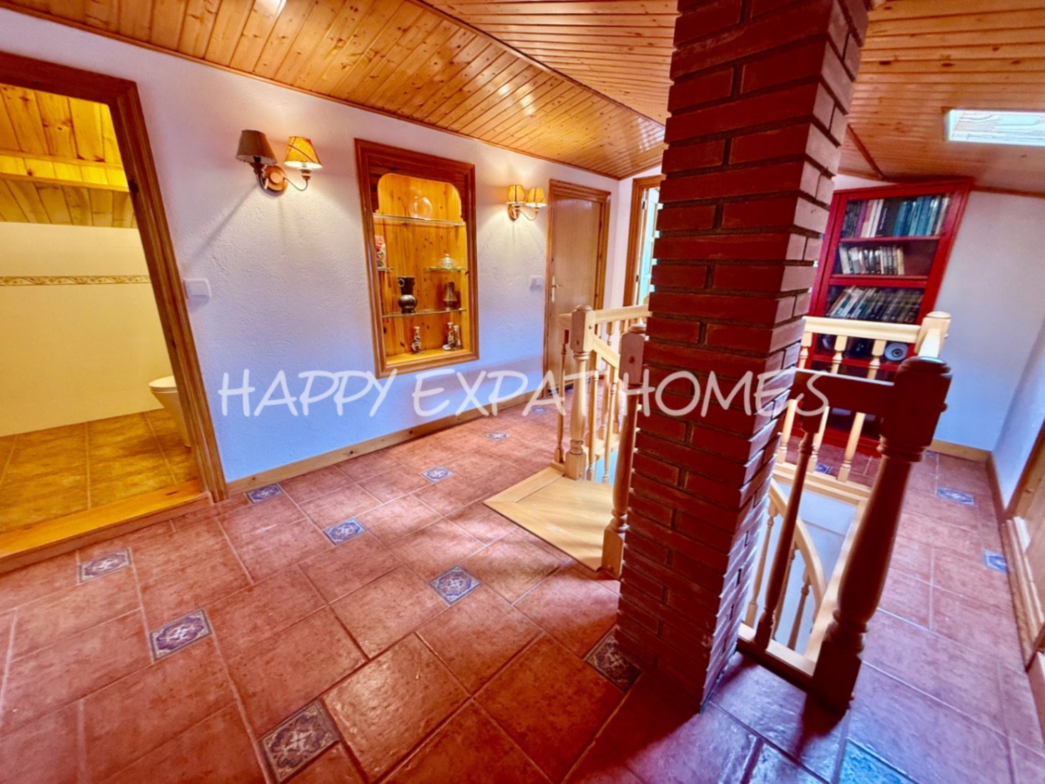 Eingebettet in den ruhigen Hügeln von Olivella, bietet diese schöne Villa die perfekte Kombination aus Ruhe, Raum und mediterranem Charme. Das Anwesen