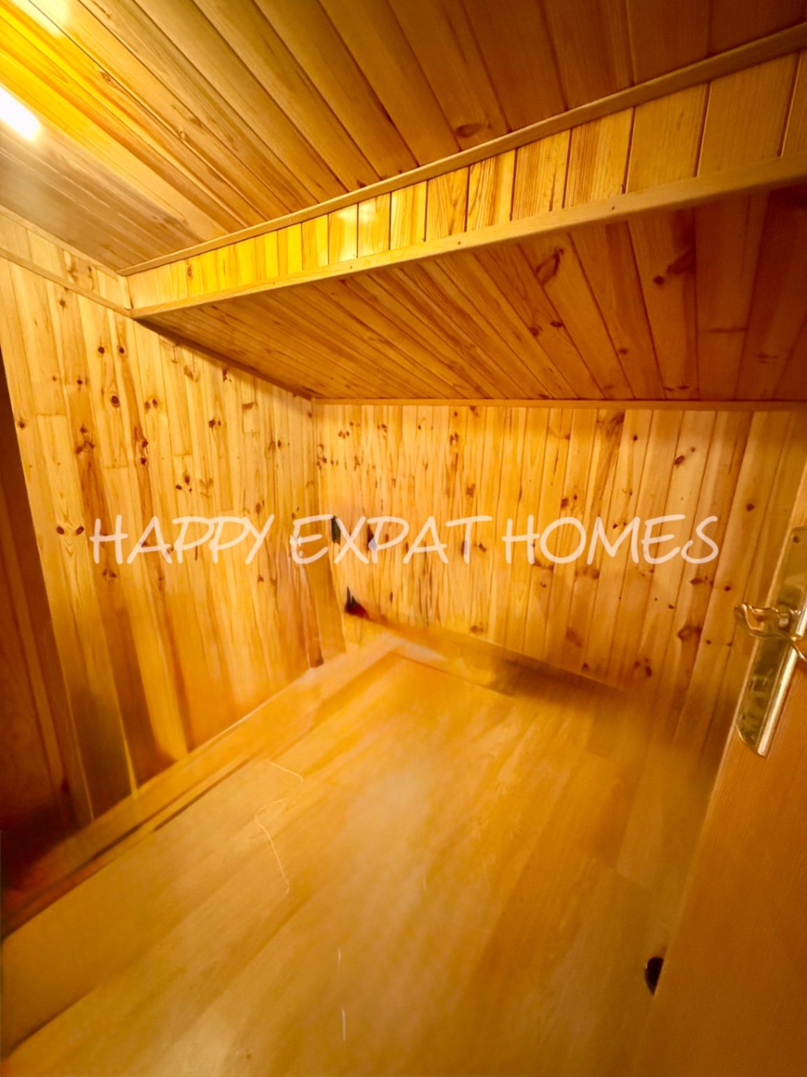 Eingebettet in den ruhigen Hügeln von Olivella, bietet diese schöne Villa die perfekte Kombination aus Ruhe, Raum und mediterranem Charme. Das Anwesen