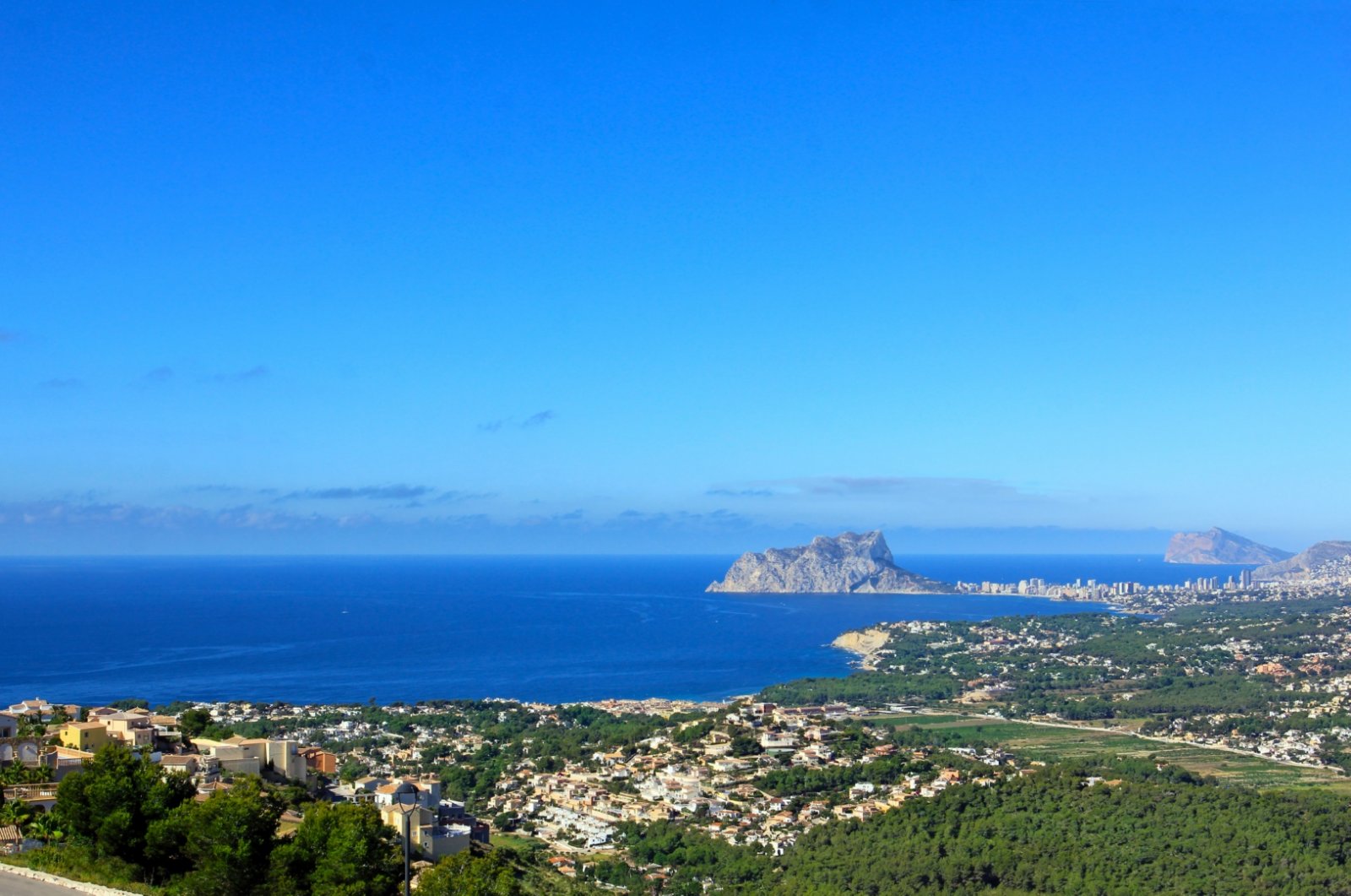 In der exklusiven Gegend von Cumbre del Sol gelegen, bieten diese Villen eine privilegierte Umgebung mit beeindruckendem Meerblick. Mit insgesamt 21