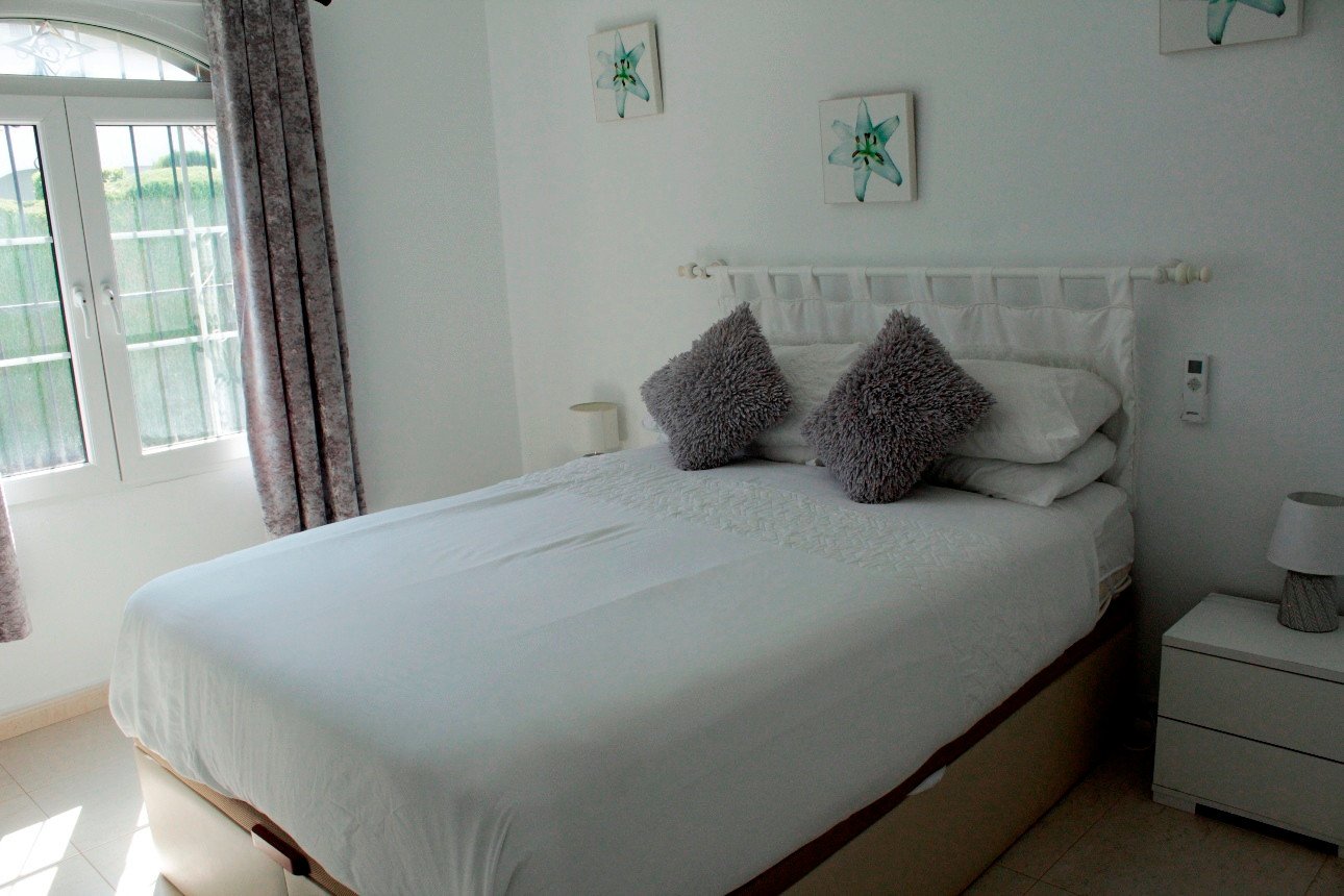  Spanische Villa in erster Reihe mit fantastischem Blick auf den Golfplatz – Villamartín, Fortuna II&#13;&#13;
Diese charmante, freistehende Villa in 