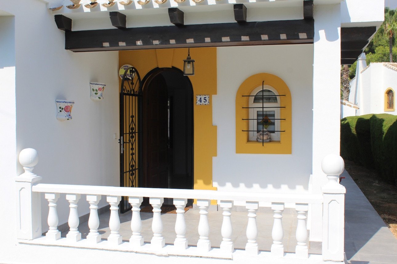  Spanische Villa in erster Reihe mit fantastischem Blick auf den Golfplatz – Villamartín, Fortuna II&#13;&#13;
Diese charmante, freistehende Villa in 