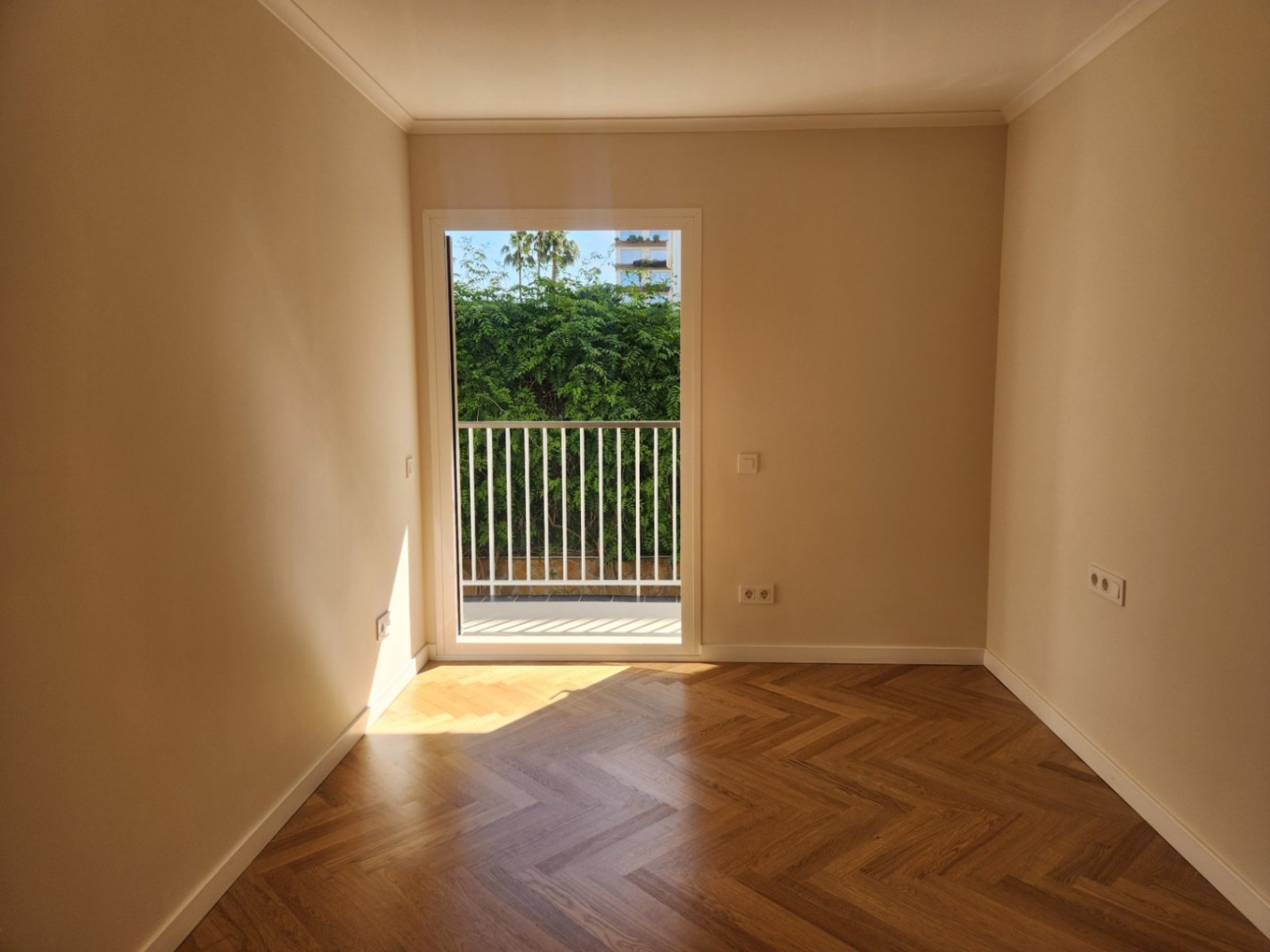 Diese Eckwohnung ist lichtdurchflutet und mit Eichenparkett, Fußbodenheizung sowie hochwertigen Schall- und Wärmeisolierungen ausgestattet. Große dopp