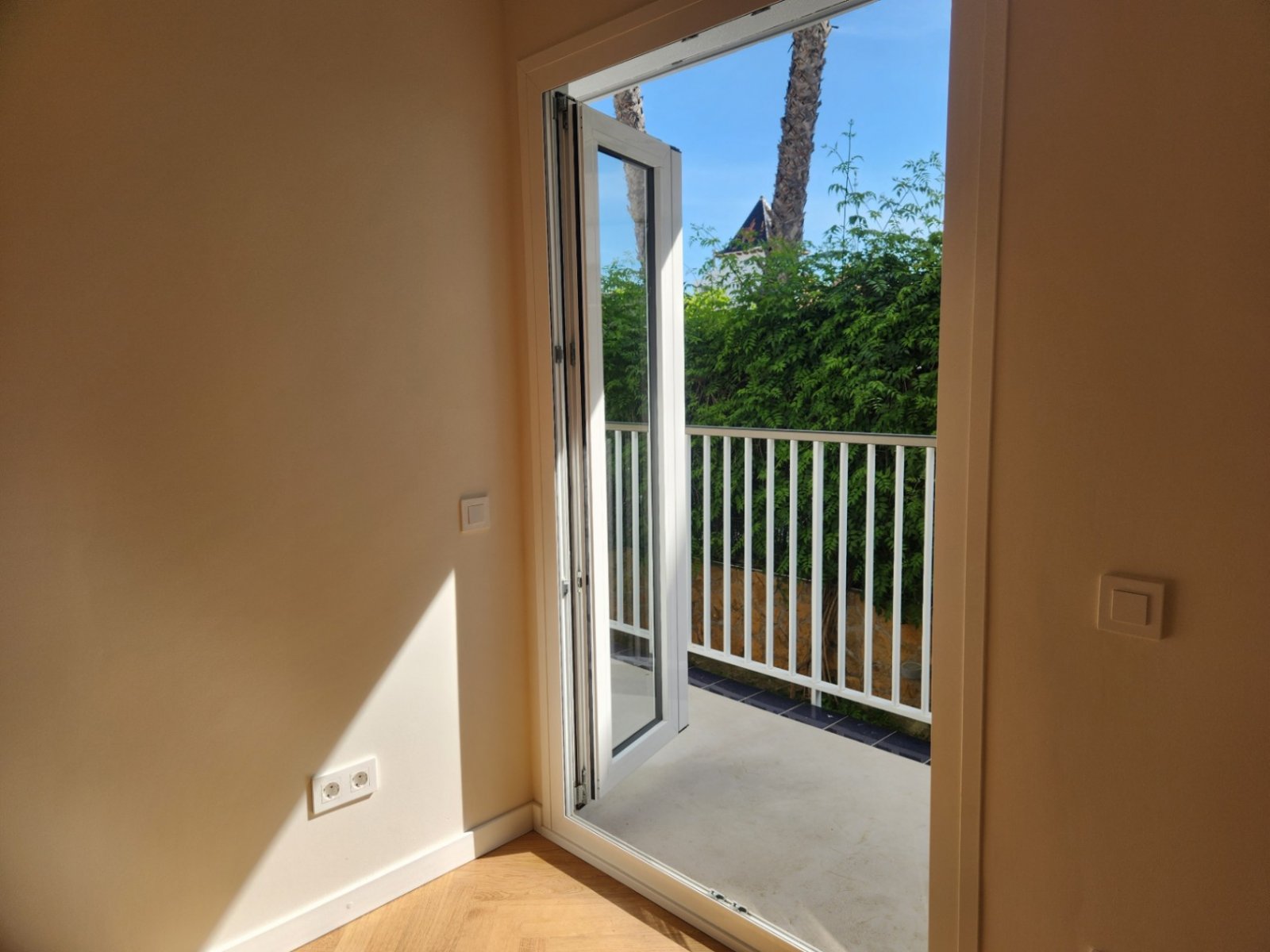 Diese Eckwohnung ist lichtdurchflutet und mit Eichenparkett, Fußbodenheizung sowie hochwertigen Schall- und Wärmeisolierungen ausgestattet. Große dopp