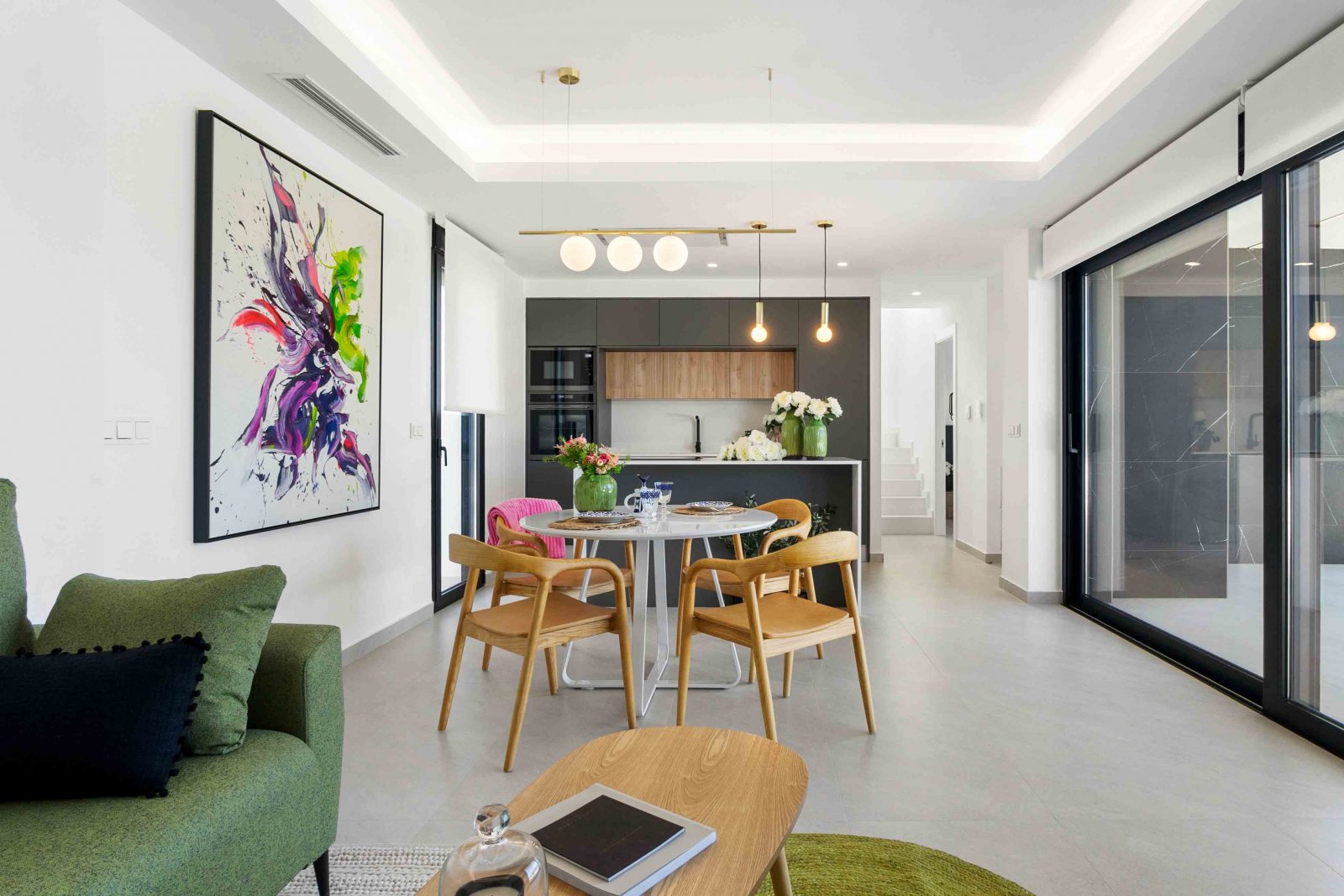  In der charmanten Stadt Rojales gelegen, bietet diese exklusive Promotion sechs freistehende Chalets, die modernes Design mit Funktionalität verbinde