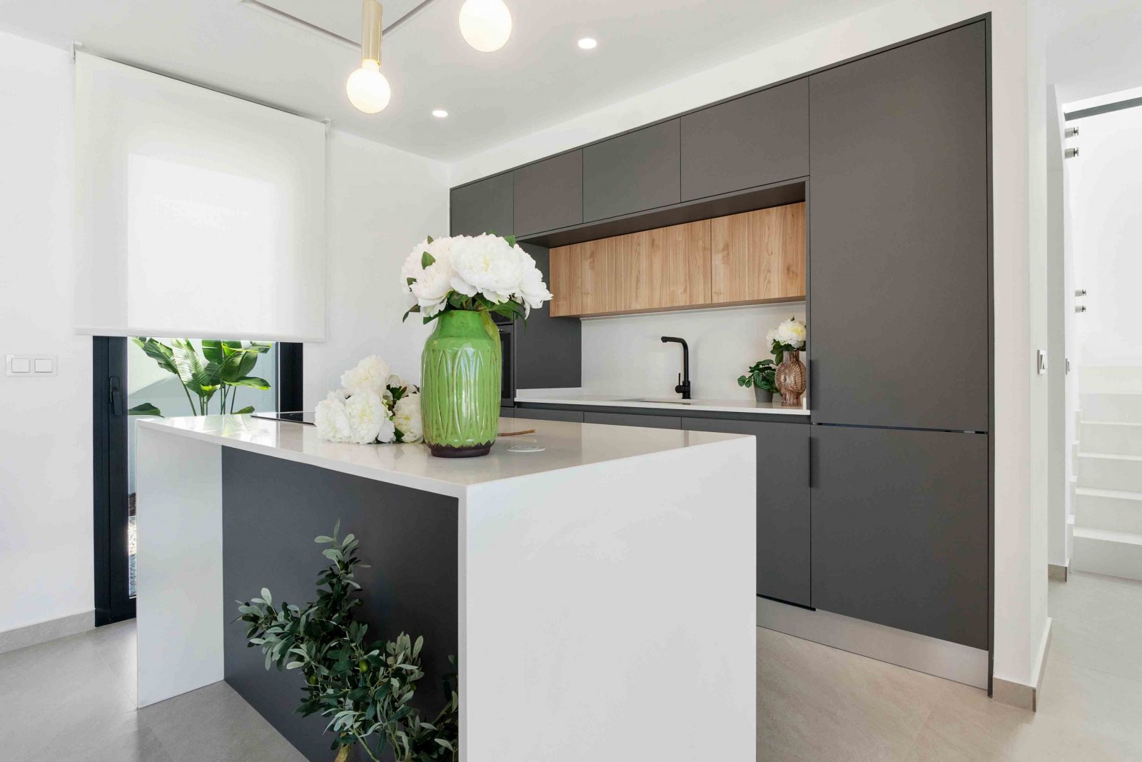  In der charmanten Stadt Rojales gelegen, bietet diese exklusive Promotion sechs freistehende Chalets, die modernes Design mit Funktionalität verbinde