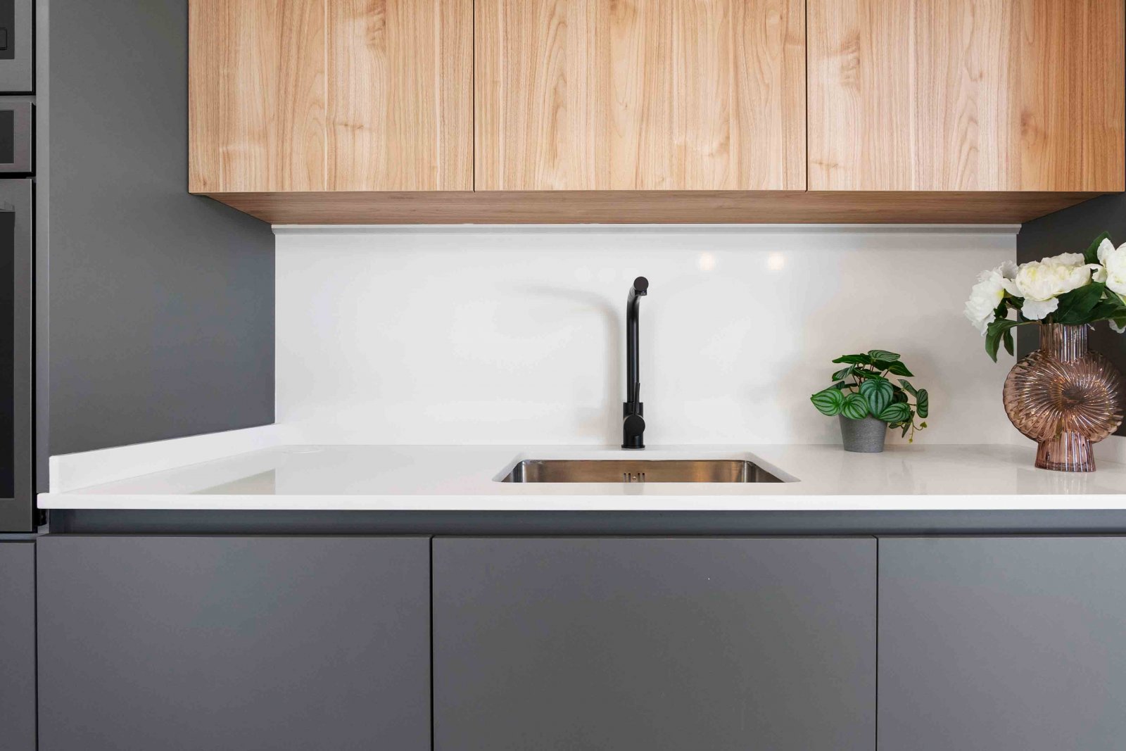  In der charmanten Stadt Rojales gelegen, bietet diese exklusive Promotion sechs freistehende Chalets, die modernes Design mit Funktionalität verbinde