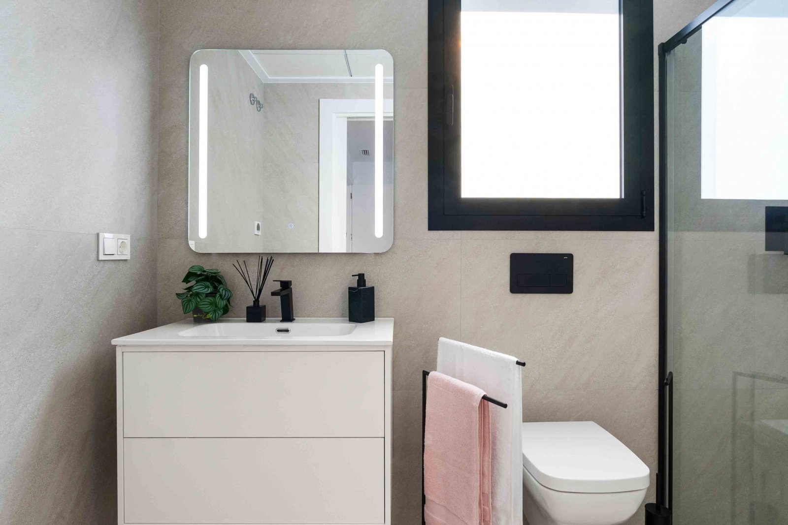  In der charmanten Stadt Rojales gelegen, bietet diese exklusive Promotion sechs freistehende Chalets, die modernes Design mit Funktionalität verbinde