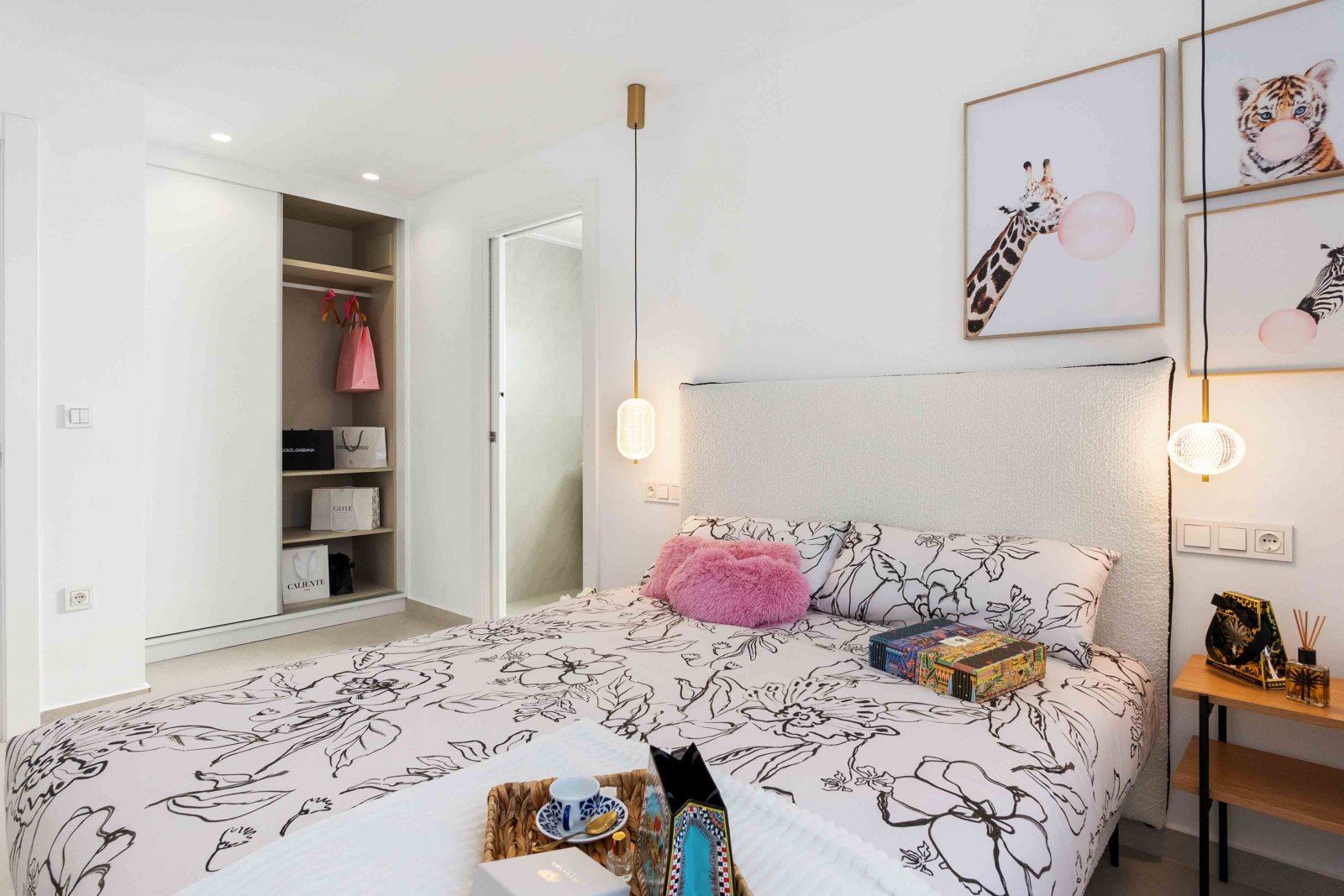  In der charmanten Stadt Rojales gelegen, bietet diese exklusive Promotion sechs freistehende Chalets, die modernes Design mit Funktionalität verbinde