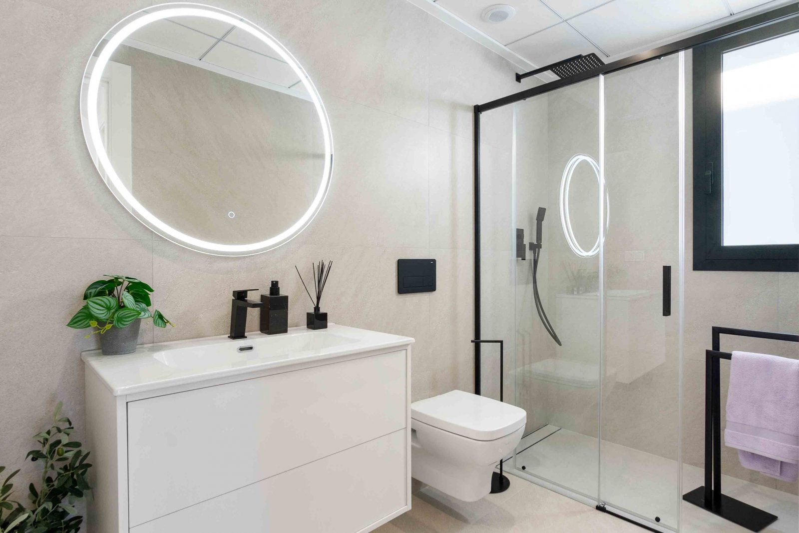  In der charmanten Stadt Rojales gelegen, bietet diese exklusive Promotion sechs freistehende Chalets, die modernes Design mit Funktionalität verbinde