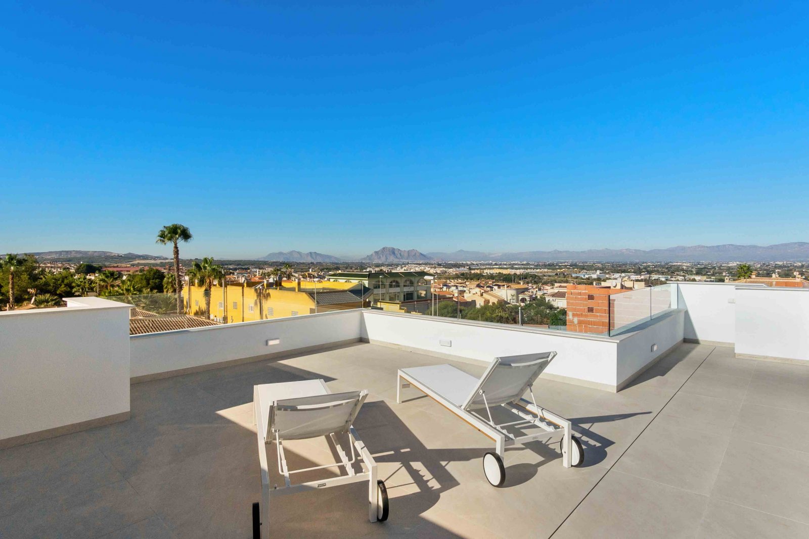  In der charmanten Stadt Rojales gelegen, bietet diese exklusive Promotion sechs freistehende Chalets, die modernes Design mit Funktionalität verbinde