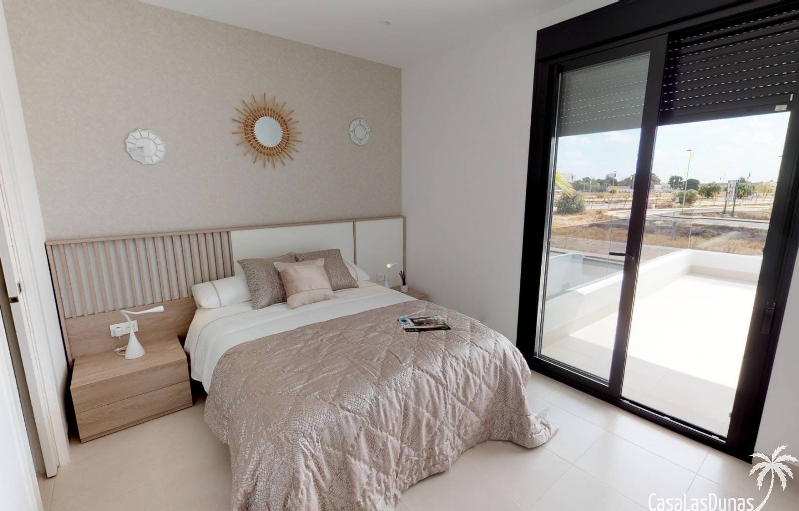  Diese Doppelhaushälften liegen nur 10 Gehminuten vom Strand Mar Menor entfernt. Das Haus ist innen sehr geräumig und verfügt über große Terrassen. Es