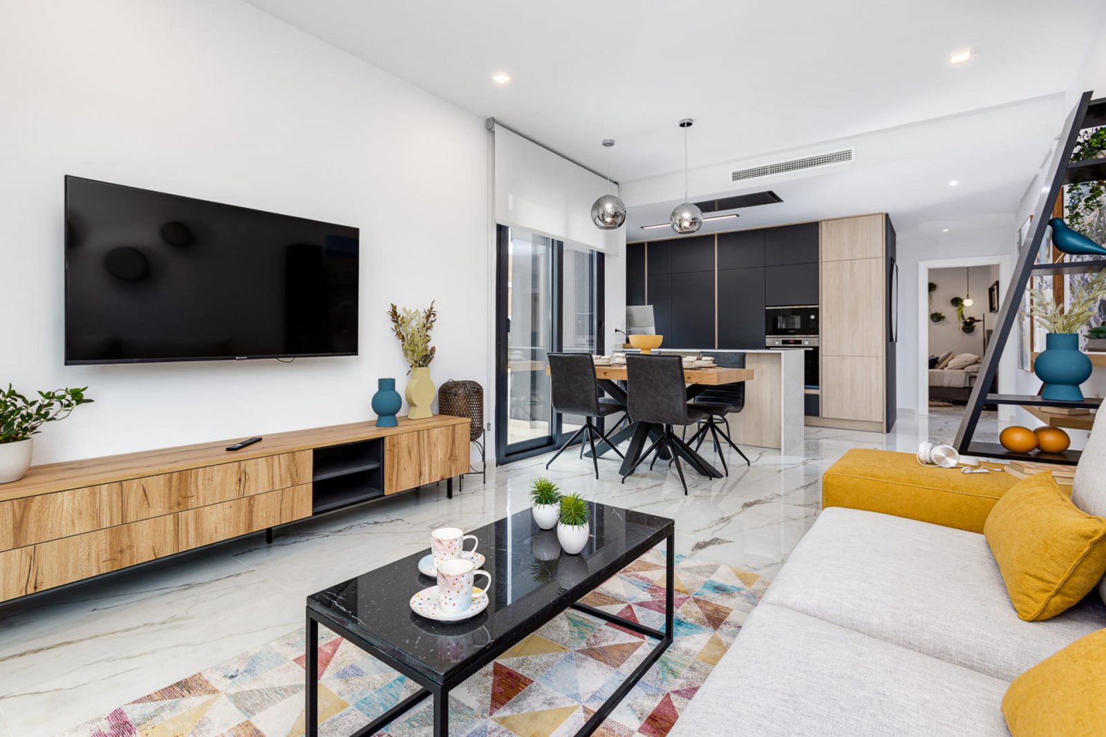 In der charmanten Ciudad Quesada gelegen, bietet diese exklusive Gemeinschaft insgesamt 84 Immobilien, aufgeteilt in High-Bungalows und Low-Bungalows