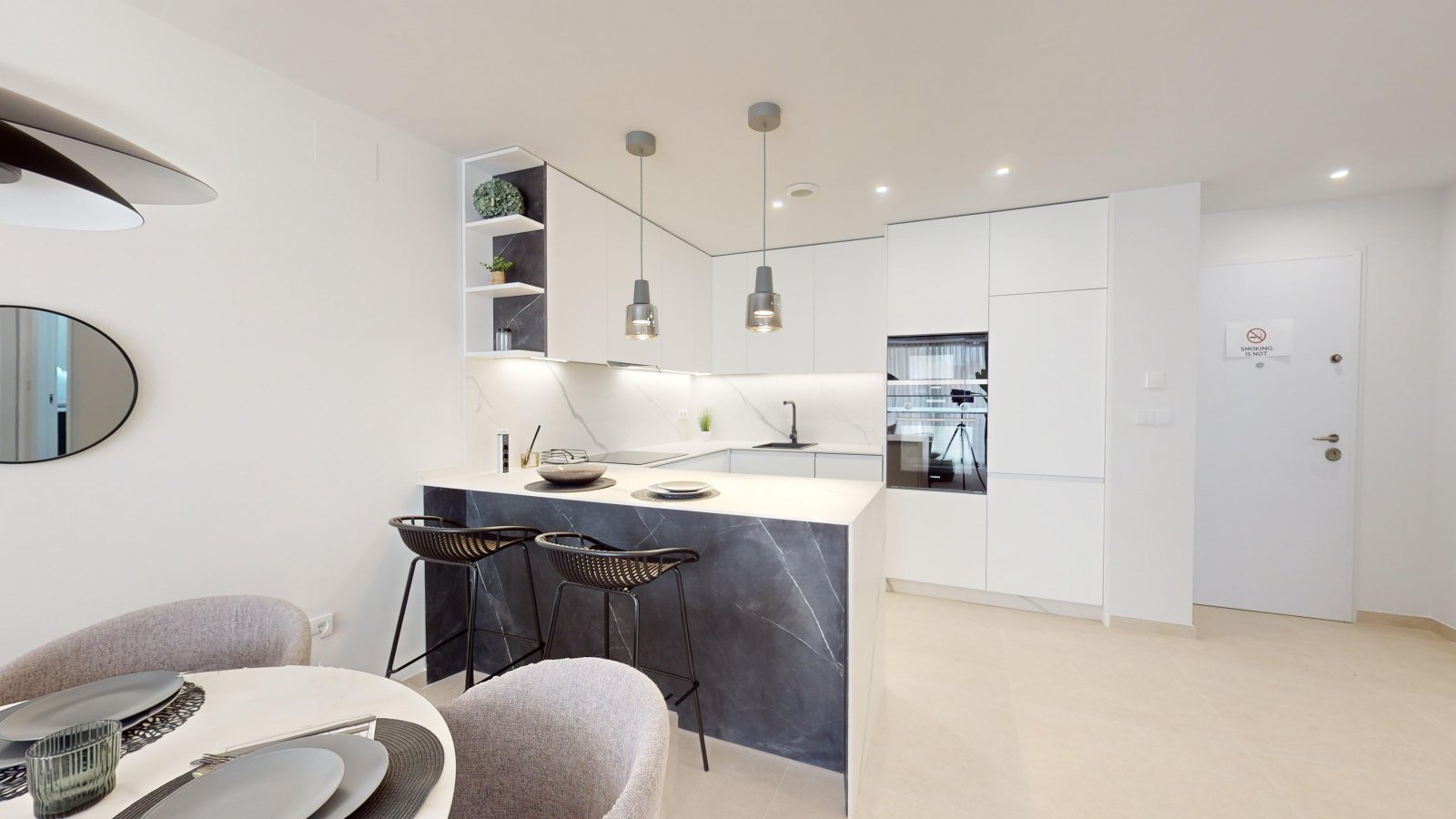 In der prestigeträchtigen Gegend von Cabo Roig gelegen, bietet diese Wohnanlage eine Auswahl von 23 Immobilien, darunter Apartments, Erdgeschosswohnu