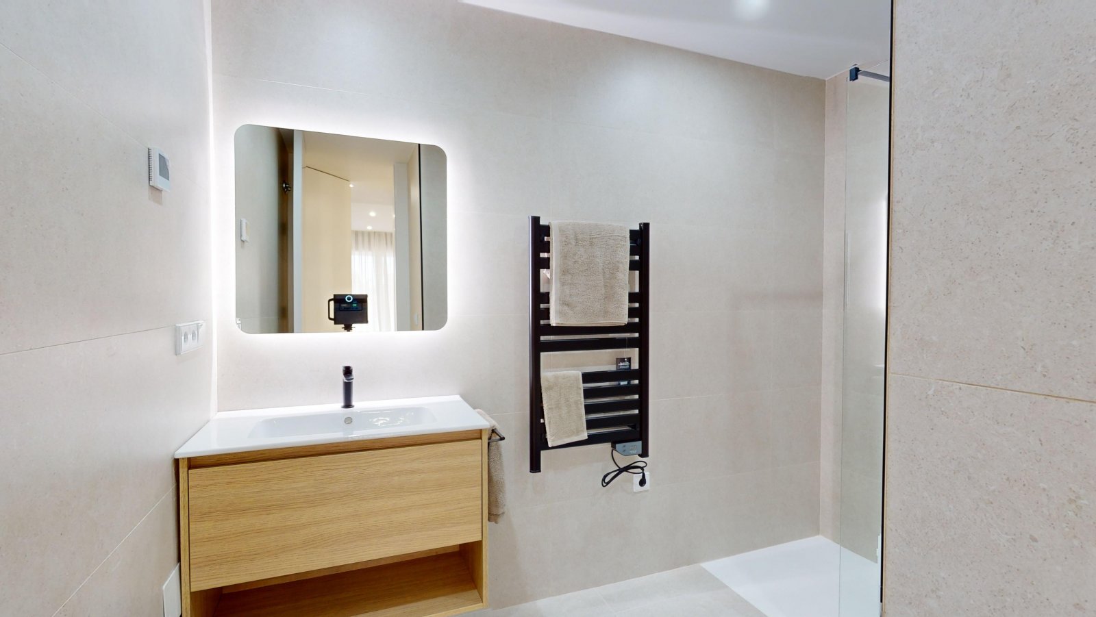 In der prestigeträchtigen Gegend von Cabo Roig gelegen, bietet diese Wohnanlage eine Auswahl von 23 Immobilien, darunter Apartments, Erdgeschosswohnu