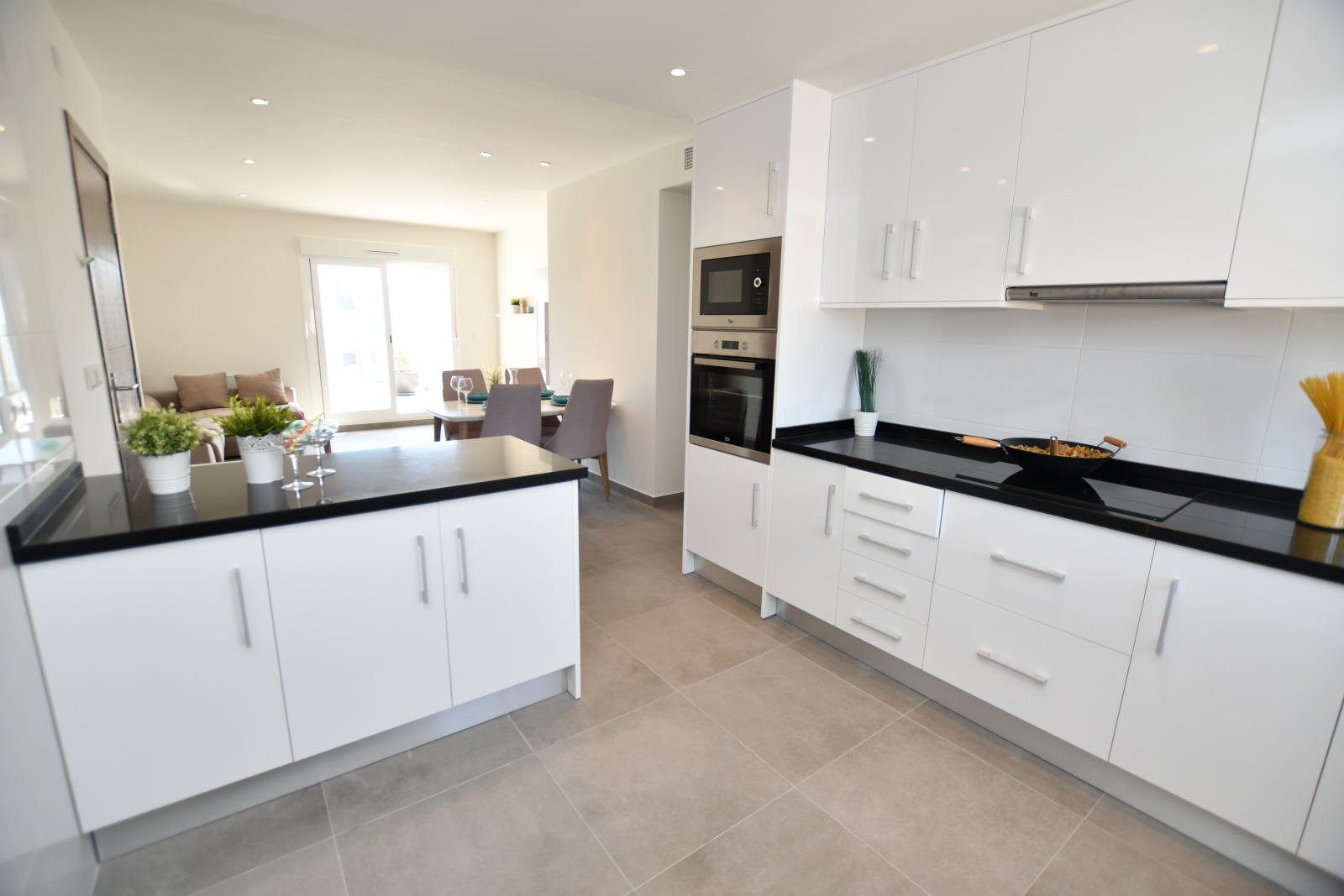  In der charmanten Ortschaft San Miguel de Salinas gelegen, bietet dieser Wohnkomplex eine Auswahl von 16 Bungalows, unterteilt in High-Bungalow und L