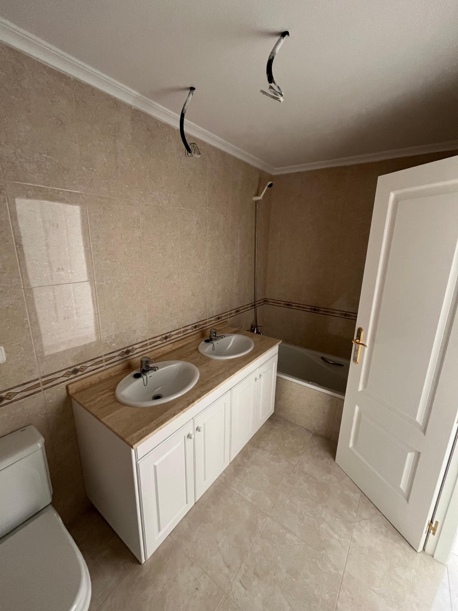  In der charmanten Stadt Orihuela gelegen, bietet diese Wohnanlage eine Auswahl von 22 Wohnungen, die darauf ausgelegt sind, die Bedürfnisse derjenige