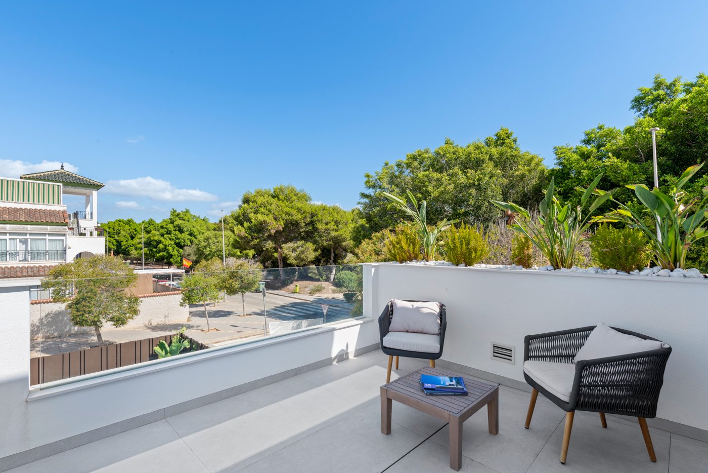  Im charmanten Ort Pilar de la Horadada gelegen, bietet dieses Ensemble freistehender Chalets eine einzigartige Gelegenheit, das Leben an der Costa Bl