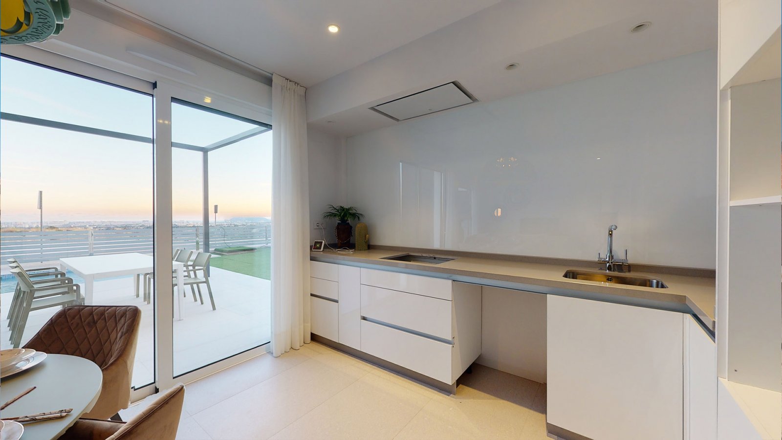  In der charmanten Stadt Mutxamel gelegen, bietet diese Wohnanlage 33 unabhängige Häuser, die für diejenigen entworfen wurden, die einen exklusiven Le