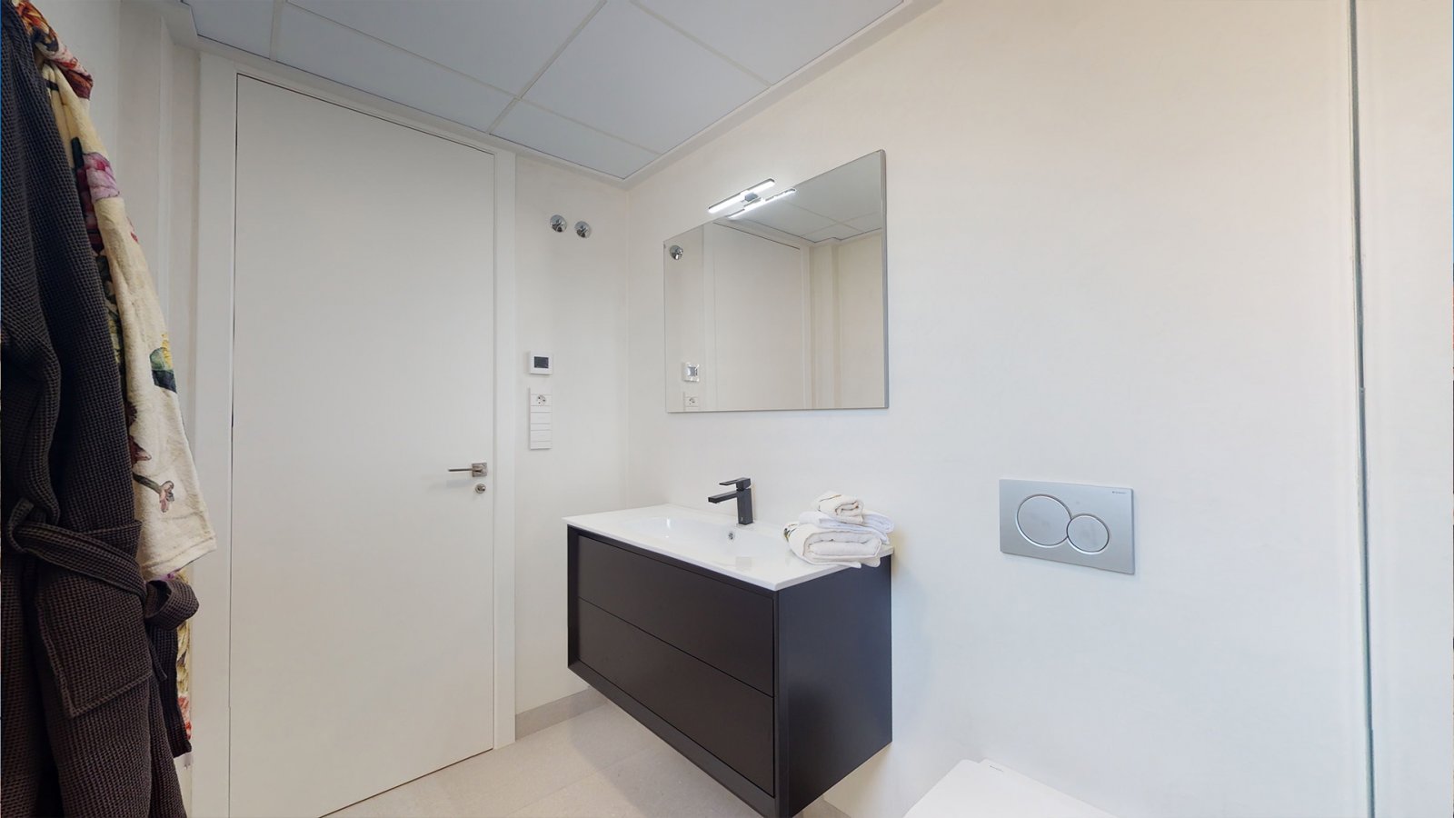  In der charmanten Stadt Mutxamel gelegen, bietet diese Wohnanlage 33 unabhängige Häuser, die für diejenigen entworfen wurden, die einen exklusiven Le