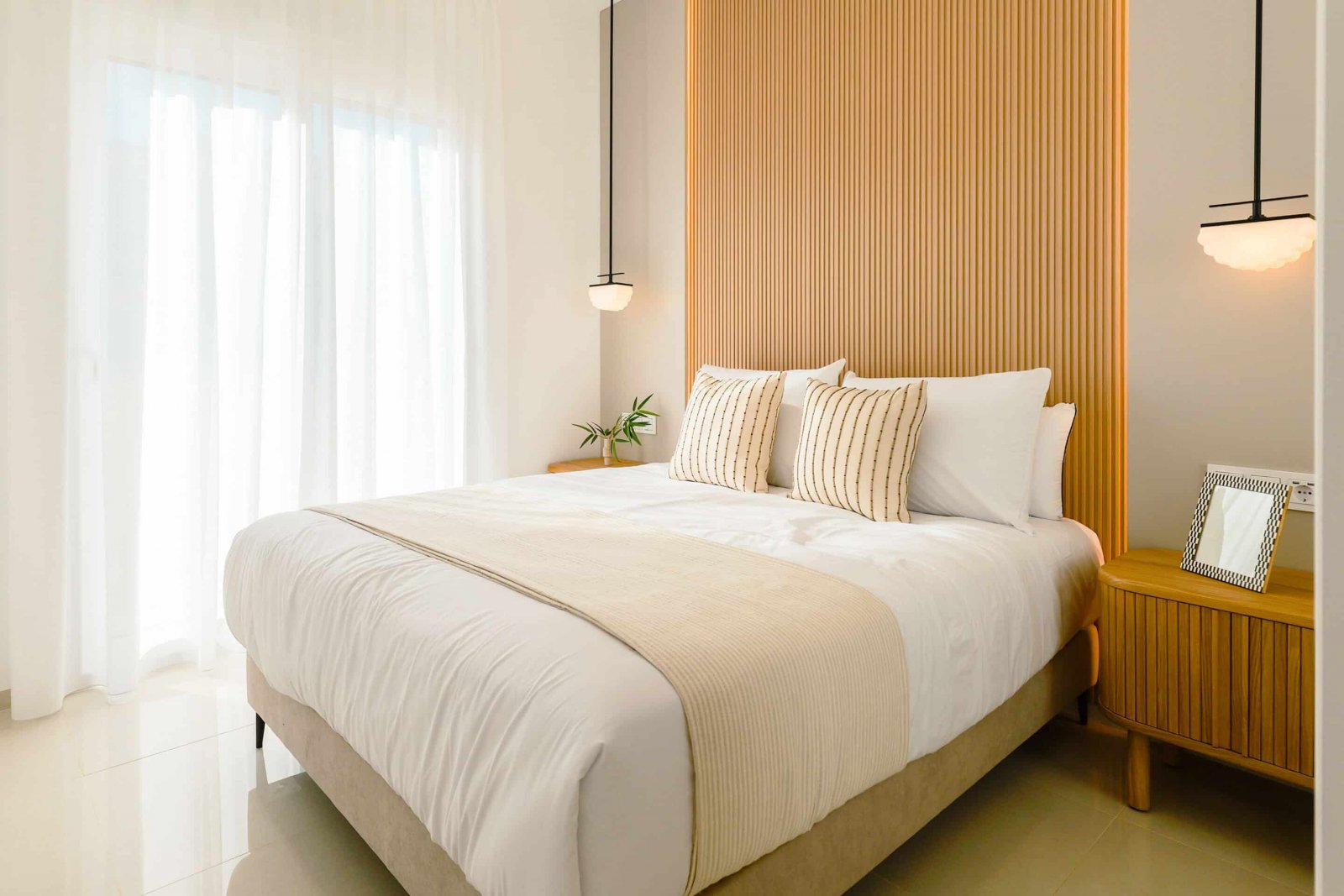  In der charmanten Stadt Rojales gelegen, bietet diese Wohnanlage eine Auswahl von 18 Bungalows, aufgeteilt in High-Bungalow- und Low-Bungalow-Optione