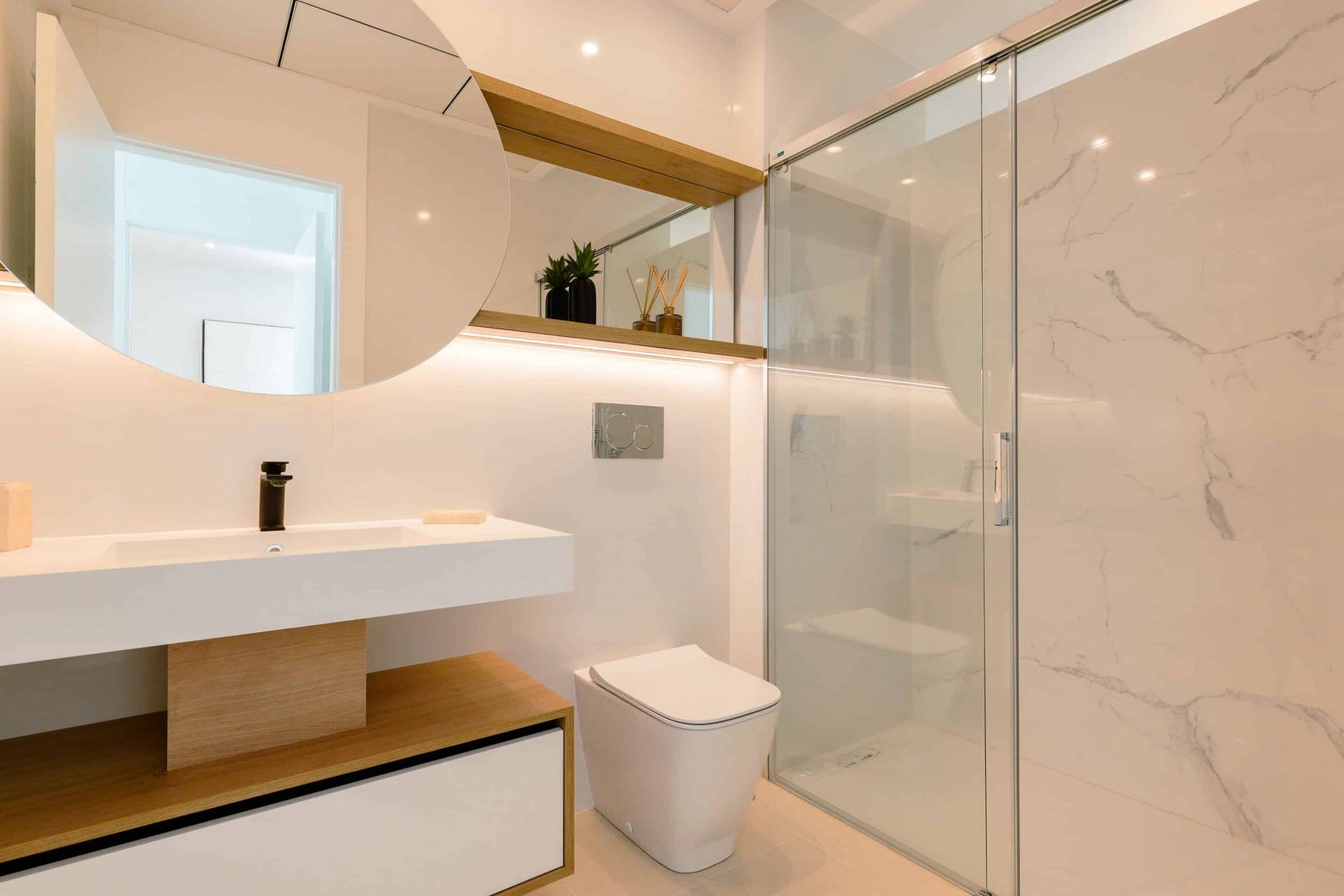  In der charmanten Stadt Rojales gelegen, bietet diese Wohnanlage eine Auswahl von 18 Bungalows, aufgeteilt in High-Bungalow- und Low-Bungalow-Optione