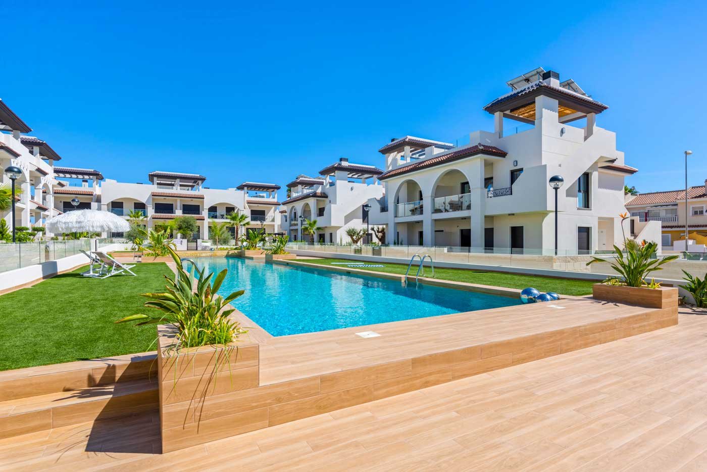  In der charmanten Stadt Rojales gelegen, bietet diese Wohnanlage eine Auswahl von 18 Bungalows, aufgeteilt in High-Bungalow- und Low-Bungalow-Optione