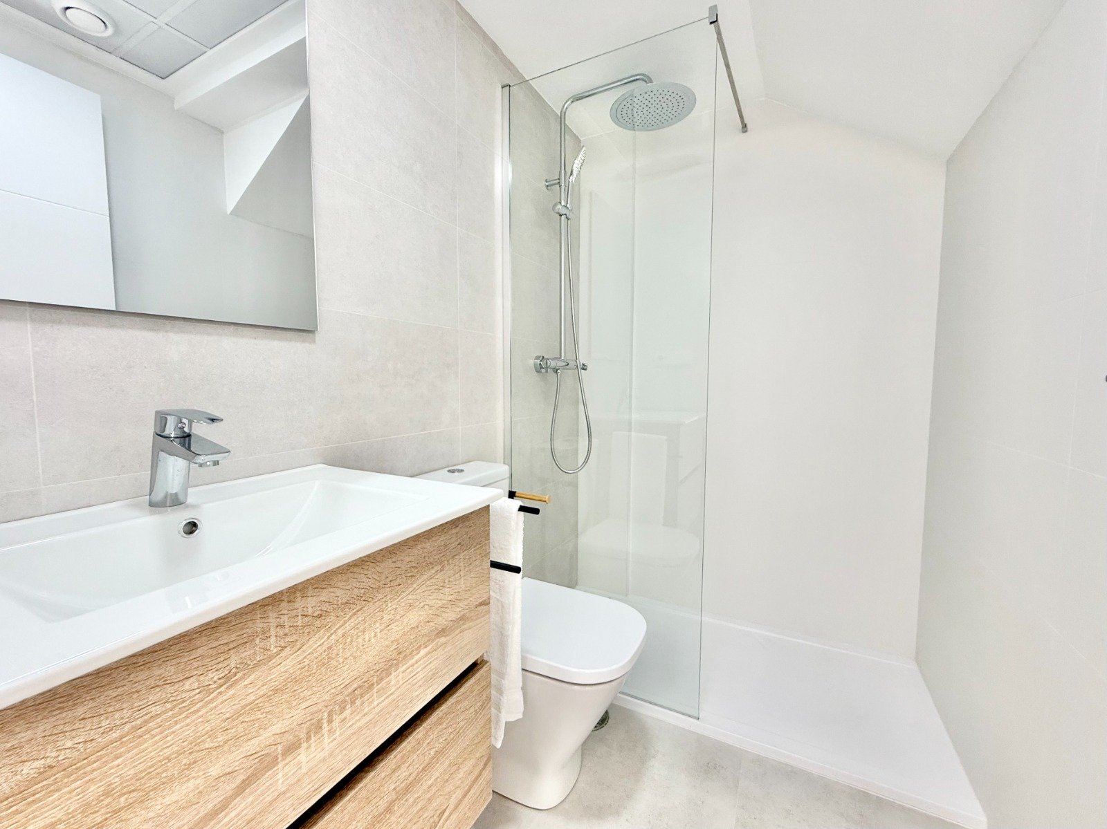  In der charmanten Stadt Cox gelegen, bietet dieses Ensemble von Reihenhäusern eine einzigartige Gelegenheit für diejenigen, die ein Zuhause in einer 