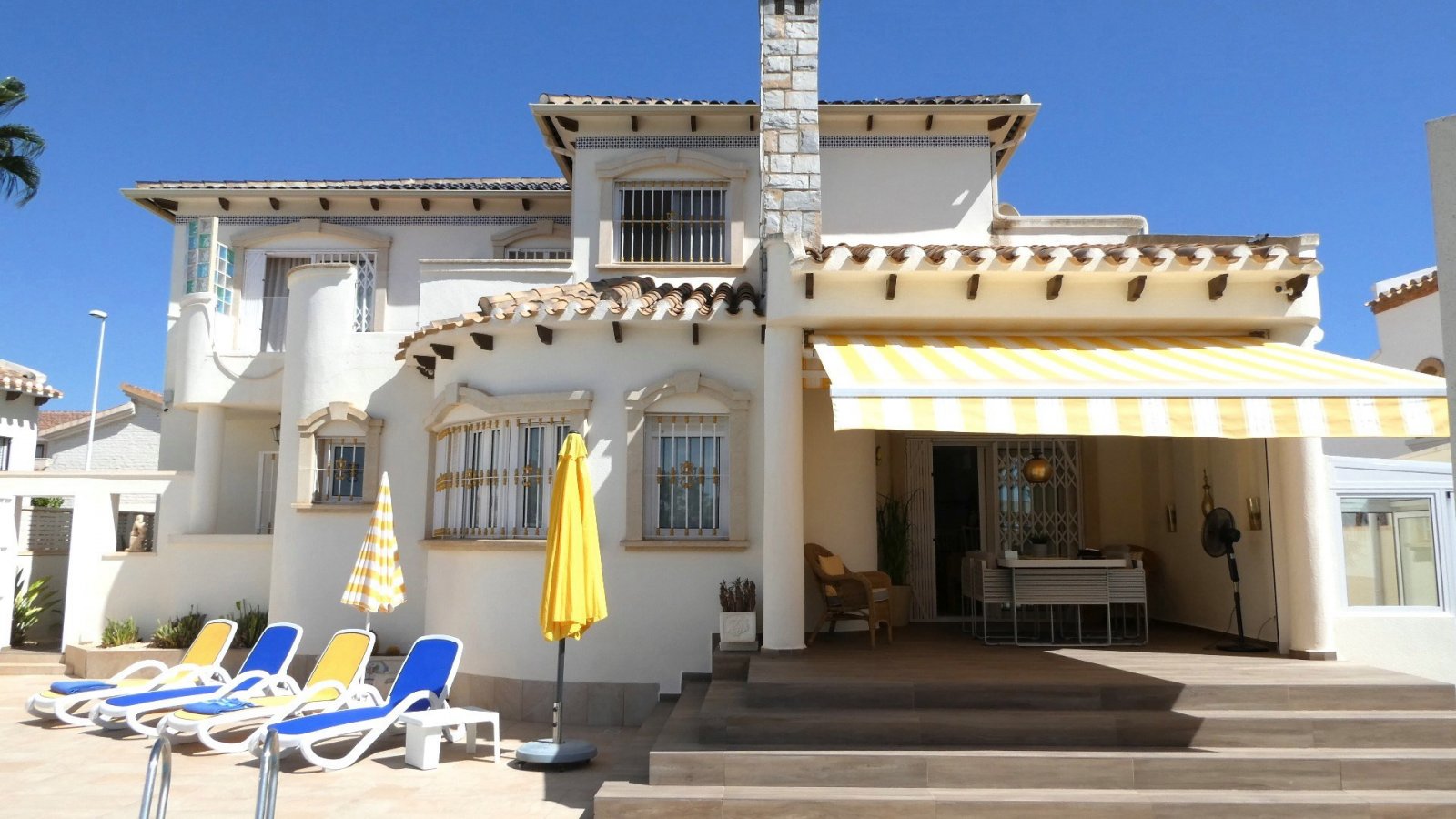 Orihuela Costa:  Diese außergewöhnliche, 165 m² große freistehende Villa mit 4 Schlafzimmern und 3 Badezimmern wurde komplett renoviert und bietet einen Blick auf ein 