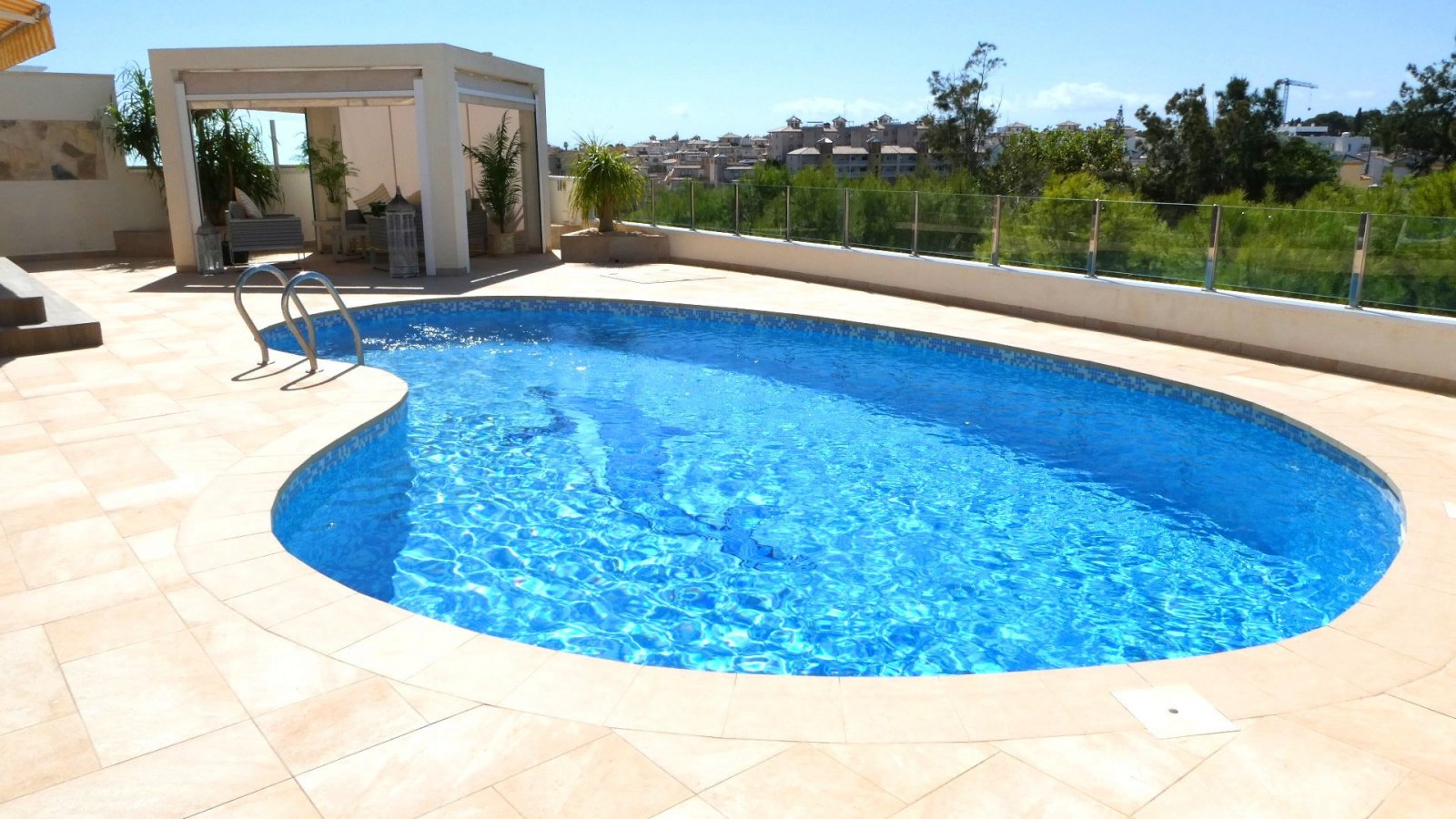 Diese außergewöhnliche, 165 m² große freistehende Villa mit 4 Schlafzimmern und 3 Badezimmern wurde komplett renoviert und bietet einen Blick auf ein