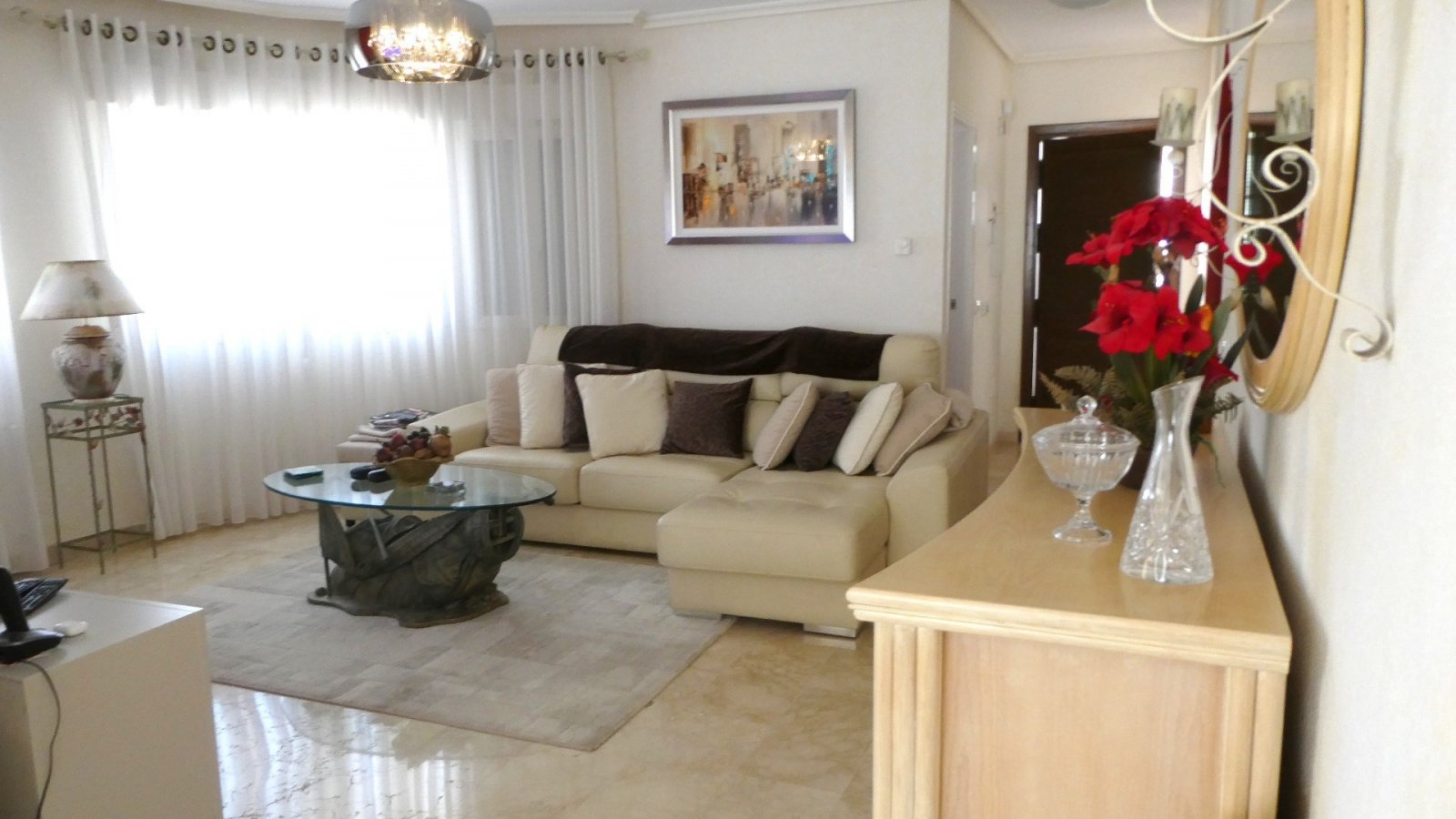 Diese außergewöhnliche, 165 m² große freistehende Villa mit 4 Schlafzimmern und 3 Badezimmern wurde komplett renoviert und bietet einen Blick auf ein