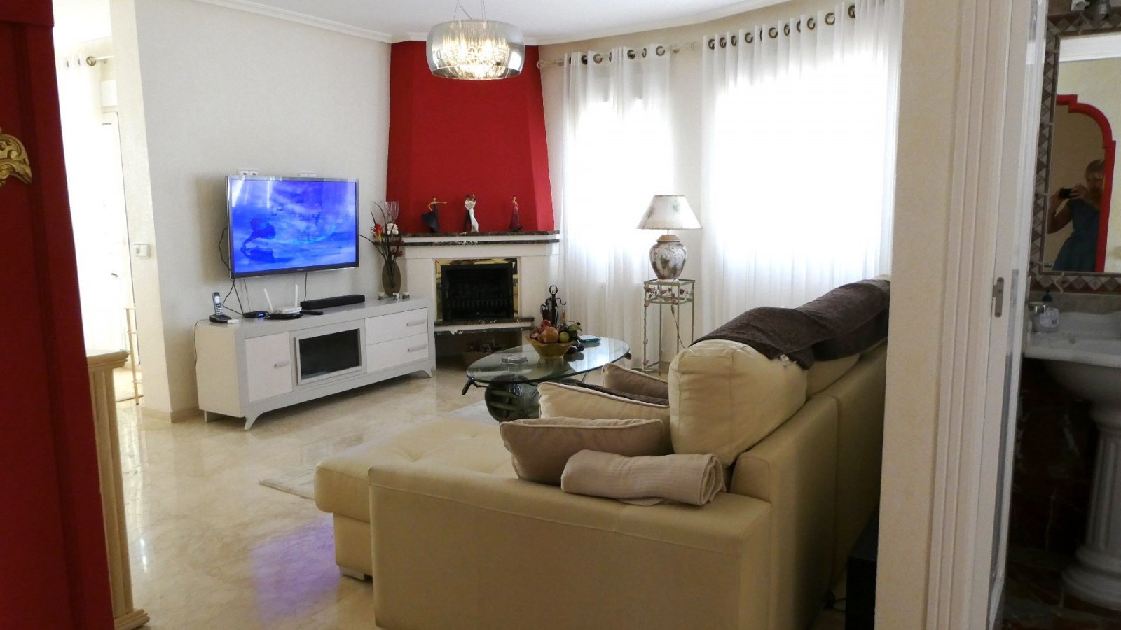 Diese außergewöhnliche, 165 m² große freistehende Villa mit 4 Schlafzimmern und 3 Badezimmern wurde komplett renoviert und bietet einen Blick auf ein