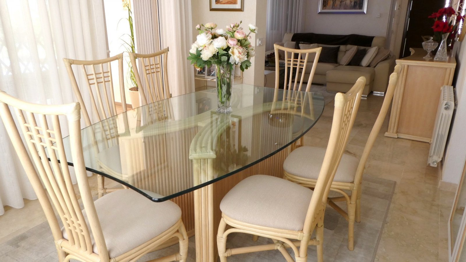 Diese außergewöhnliche, 165 m² große freistehende Villa mit 4 Schlafzimmern und 3 Badezimmern wurde komplett renoviert und bietet einen Blick auf ein