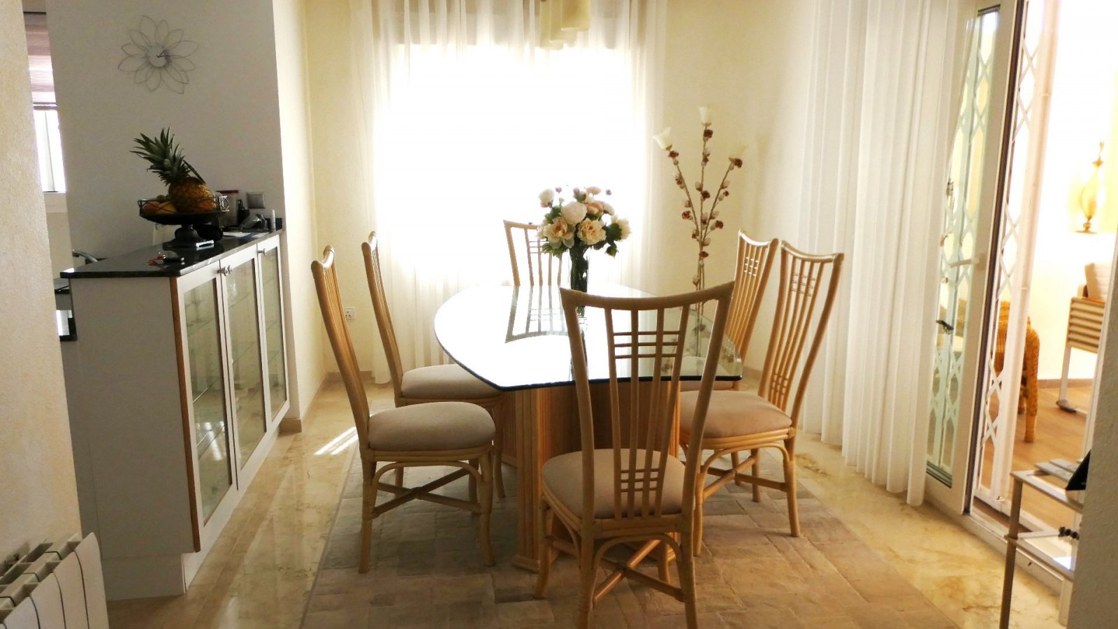 Diese außergewöhnliche, 165 m² große freistehende Villa mit 4 Schlafzimmern und 3 Badezimmern wurde komplett renoviert und bietet einen Blick auf ein