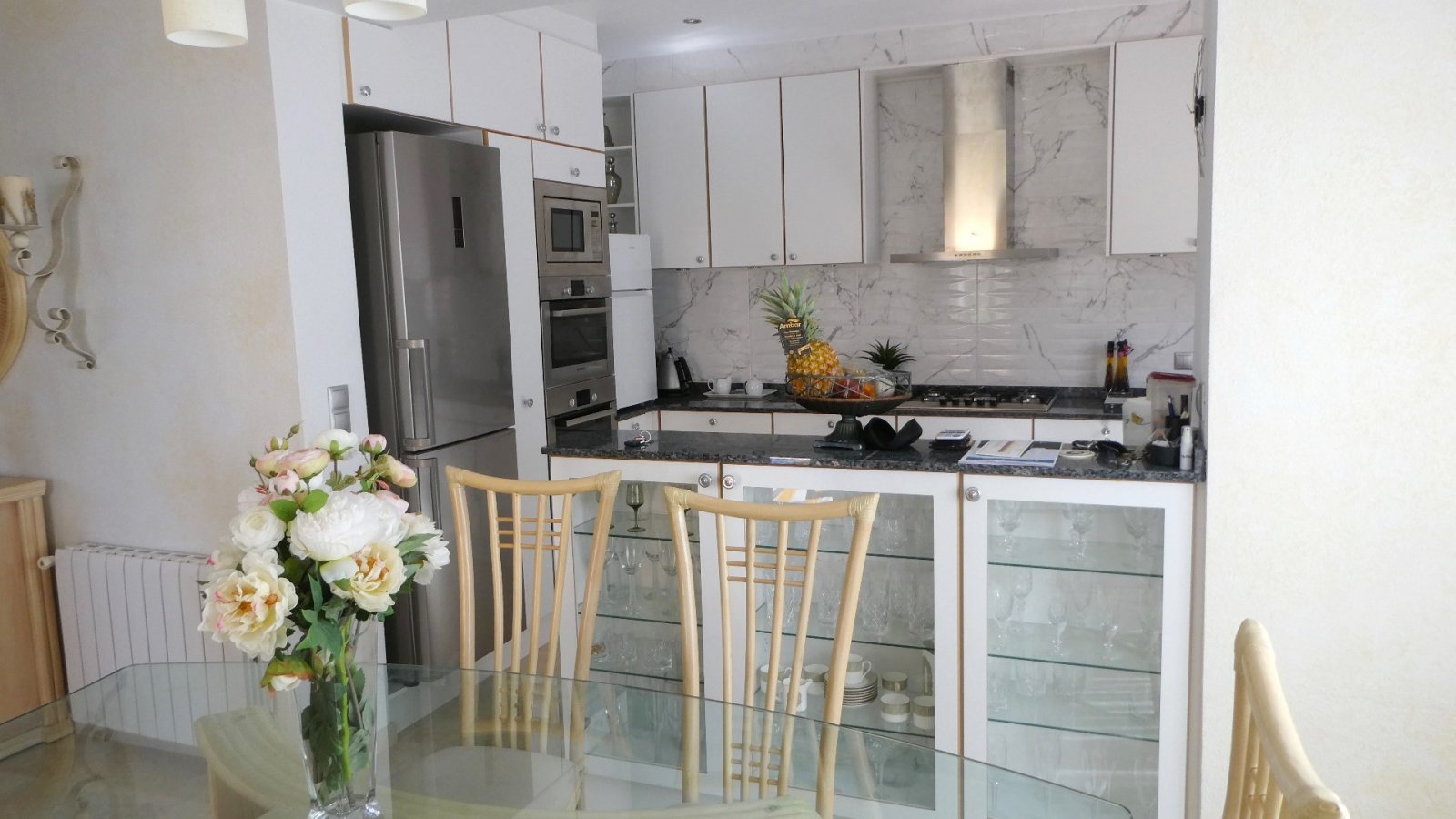 Diese außergewöhnliche, 165 m² große freistehende Villa mit 4 Schlafzimmern und 3 Badezimmern wurde komplett renoviert und bietet einen Blick auf ein