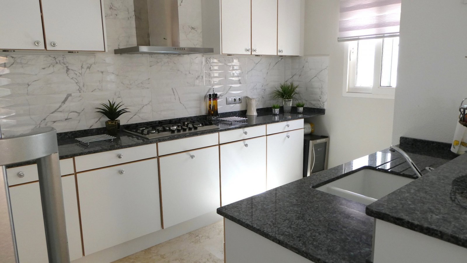 Diese außergewöhnliche, 165 m² große freistehende Villa mit 4 Schlafzimmern und 3 Badezimmern wurde komplett renoviert und bietet einen Blick auf ein