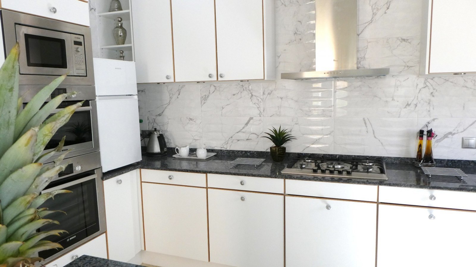 Diese außergewöhnliche, 165 m² große freistehende Villa mit 4 Schlafzimmern und 3 Badezimmern wurde komplett renoviert und bietet einen Blick auf ein