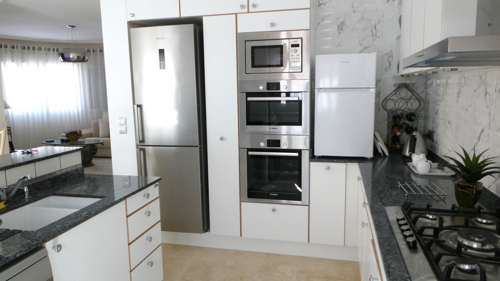 Diese außergewöhnliche, 165 m² große freistehende Villa mit 4 Schlafzimmern und 3 Badezimmern wurde komplett renoviert und bietet einen Blick auf ein