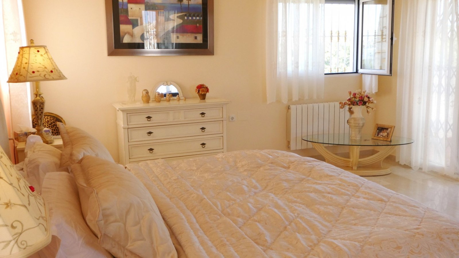 Diese außergewöhnliche, 165 m² große freistehende Villa mit 4 Schlafzimmern und 3 Badezimmern wurde komplett renoviert und bietet einen Blick auf ein