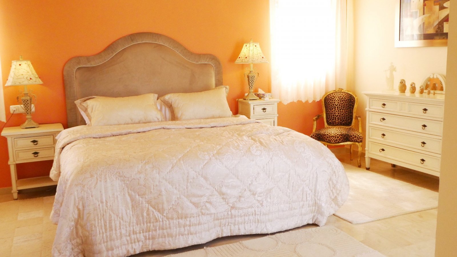 Diese außergewöhnliche, 165 m² große freistehende Villa mit 4 Schlafzimmern und 3 Badezimmern wurde komplett renoviert und bietet einen Blick auf ein