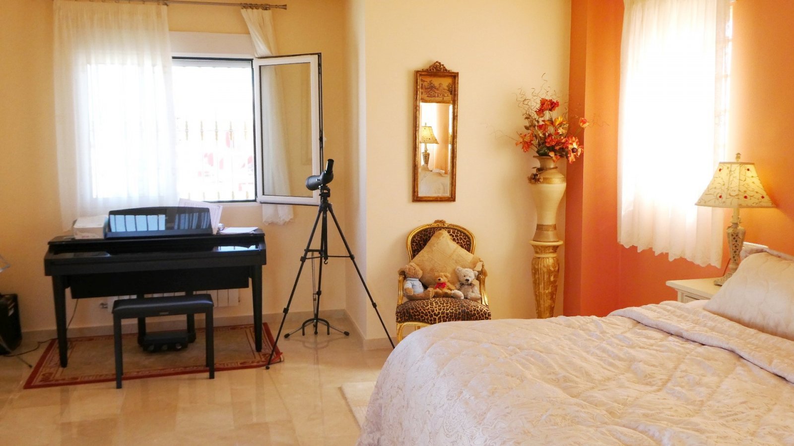 Diese außergewöhnliche, 165 m² große freistehende Villa mit 4 Schlafzimmern und 3 Badezimmern wurde komplett renoviert und bietet einen Blick auf ein