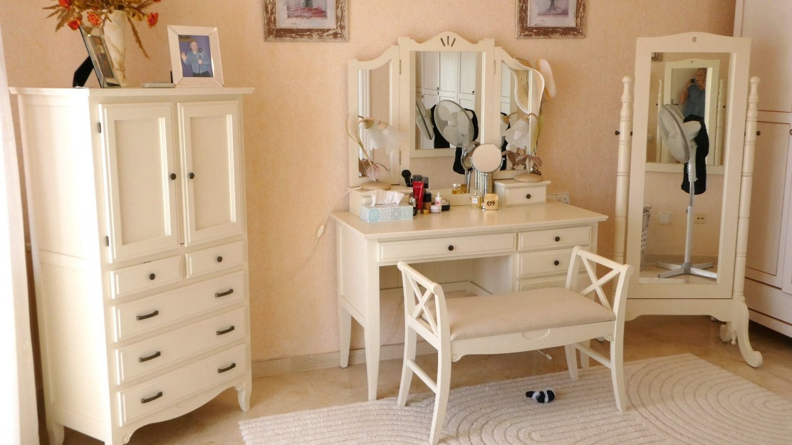 Diese außergewöhnliche, 165 m² große freistehende Villa mit 4 Schlafzimmern und 3 Badezimmern wurde komplett renoviert und bietet einen Blick auf ein