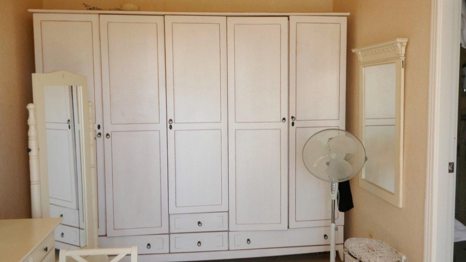 Diese außergewöhnliche, 165 m² große freistehende Villa mit 4 Schlafzimmern und 3 Badezimmern wurde komplett renoviert und bietet einen Blick auf ein