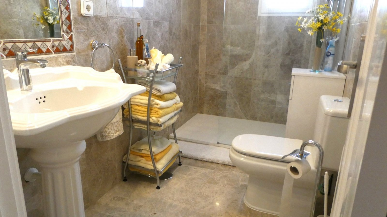 Diese außergewöhnliche, 165 m² große freistehende Villa mit 4 Schlafzimmern und 3 Badezimmern wurde komplett renoviert und bietet einen Blick auf ein