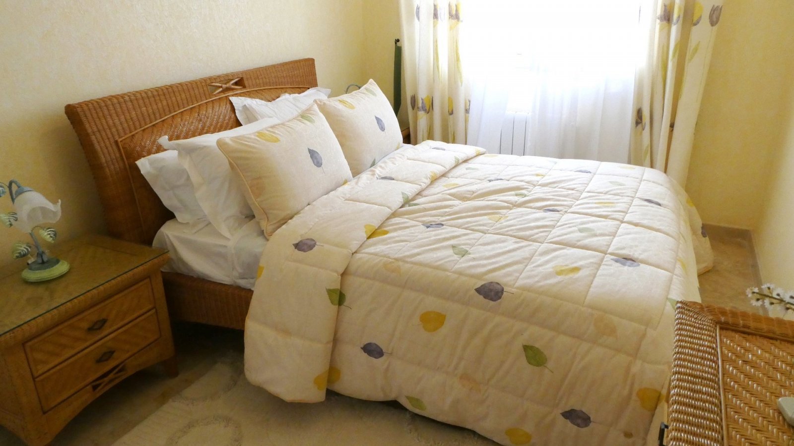 Diese außergewöhnliche, 165 m² große freistehende Villa mit 4 Schlafzimmern und 3 Badezimmern wurde komplett renoviert und bietet einen Blick auf ein