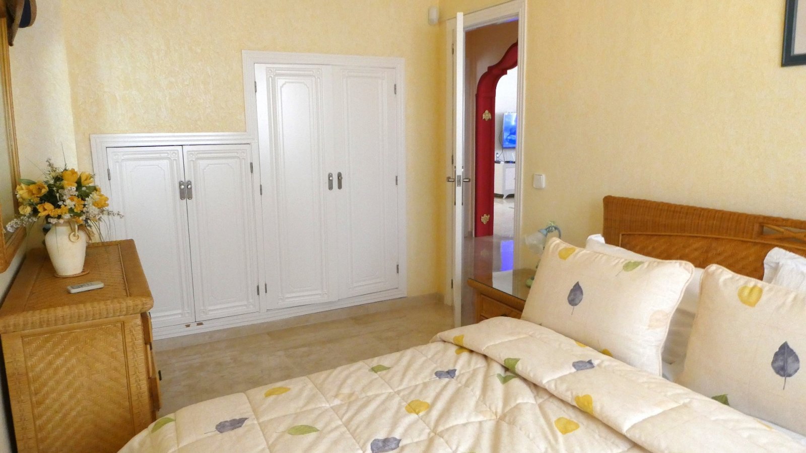 Diese außergewöhnliche, 165 m² große freistehende Villa mit 4 Schlafzimmern und 3 Badezimmern wurde komplett renoviert und bietet einen Blick auf ein