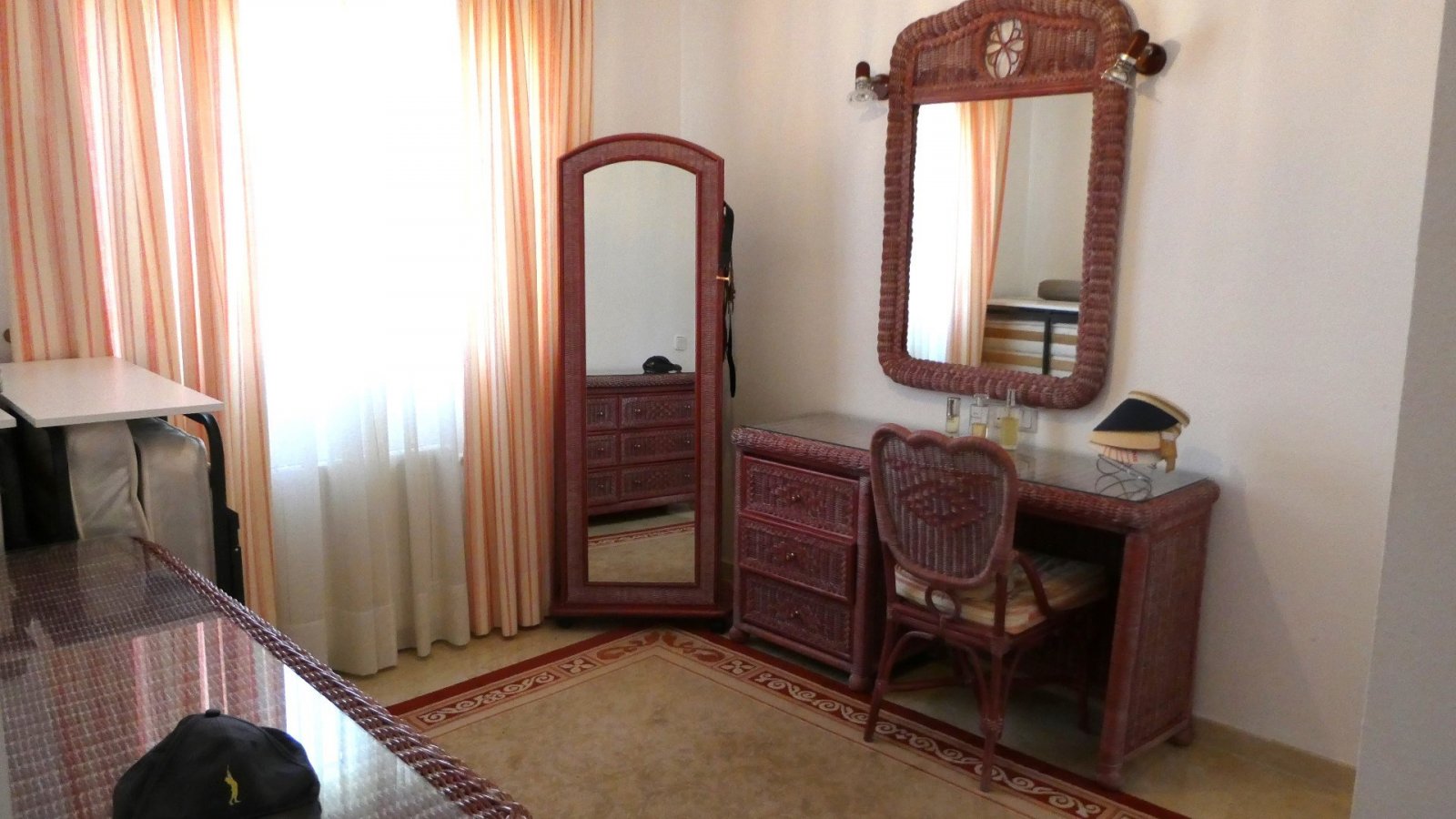 Diese außergewöhnliche, 165 m² große freistehende Villa mit 4 Schlafzimmern und 3 Badezimmern wurde komplett renoviert und bietet einen Blick auf ein