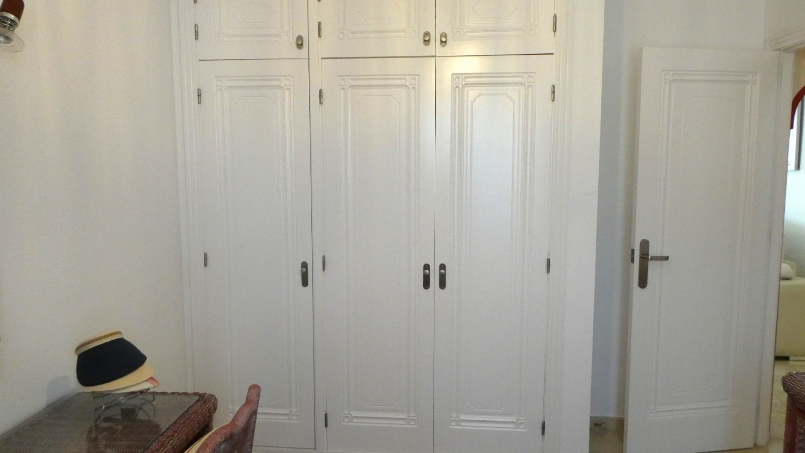 Diese außergewöhnliche, 165 m² große freistehende Villa mit 4 Schlafzimmern und 3 Badezimmern wurde komplett renoviert und bietet einen Blick auf ein