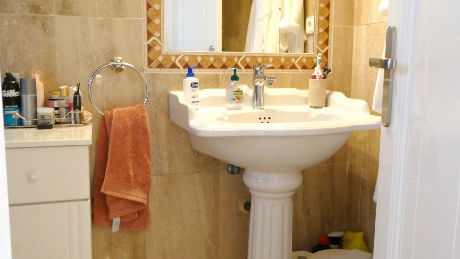 Diese außergewöhnliche, 165 m² große freistehende Villa mit 4 Schlafzimmern und 3 Badezimmern wurde komplett renoviert und bietet einen Blick auf ein