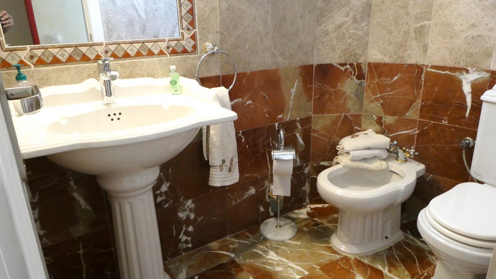 Diese außergewöhnliche, 165 m² große freistehende Villa mit 4 Schlafzimmern und 3 Badezimmern wurde komplett renoviert und bietet einen Blick auf ein