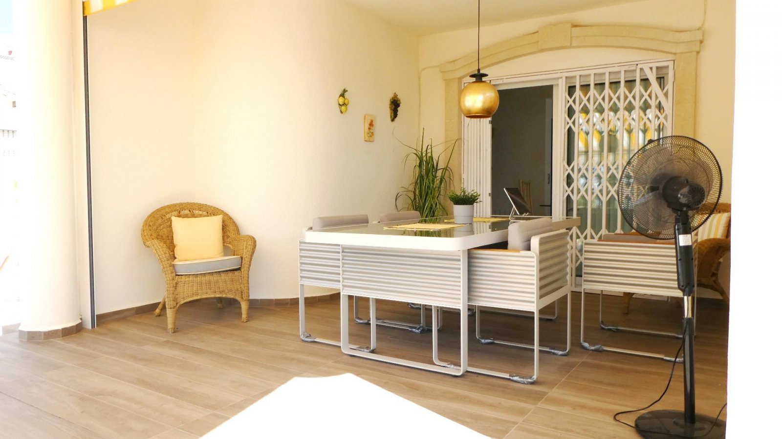 Diese außergewöhnliche, 165 m² große freistehende Villa mit 4 Schlafzimmern und 3 Badezimmern wurde komplett renoviert und bietet einen Blick auf ein